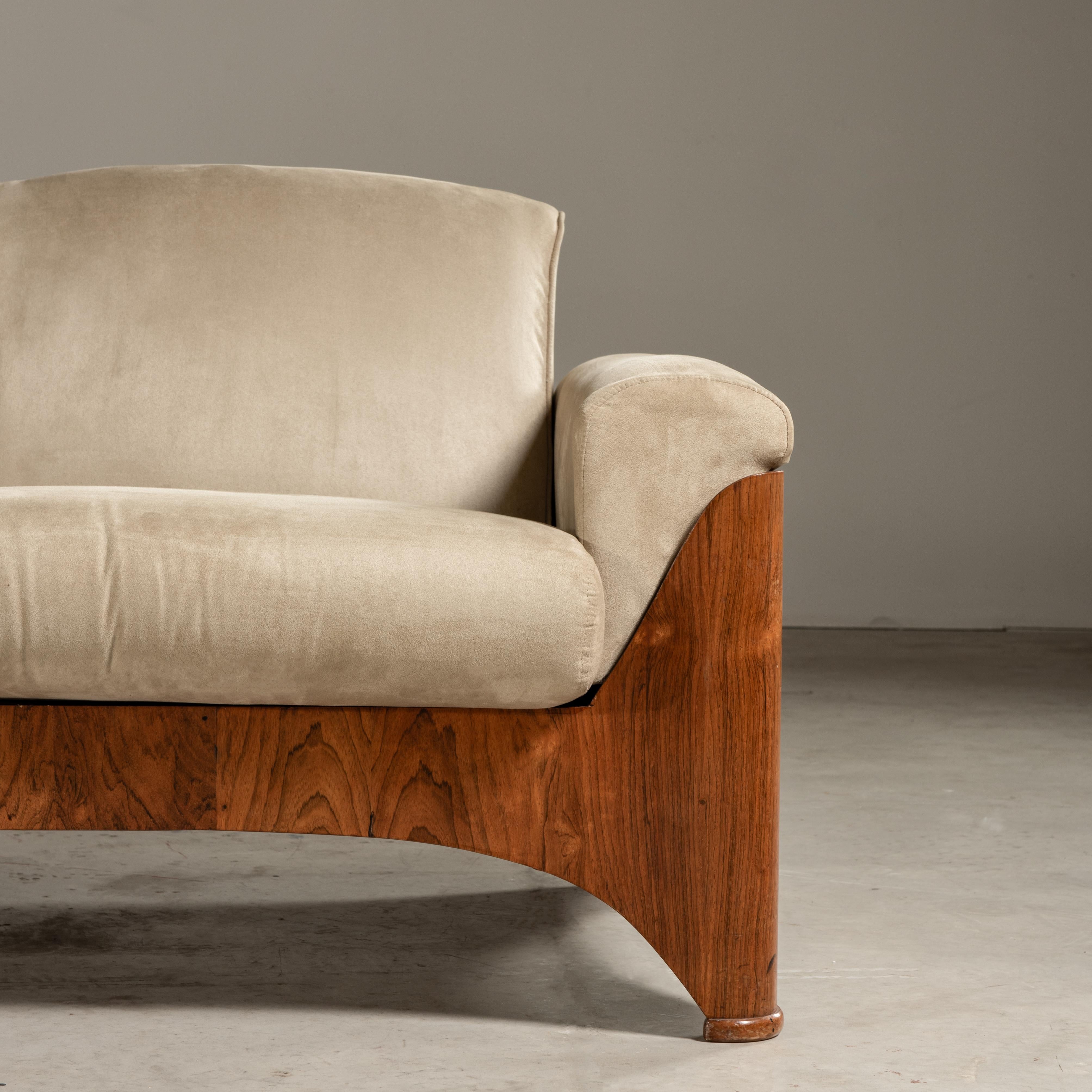 Mid-Century Modern Curvilineal Four-Seater Sofa in Veneered Tropical Hardwood, Brazilian Modernism For Sale