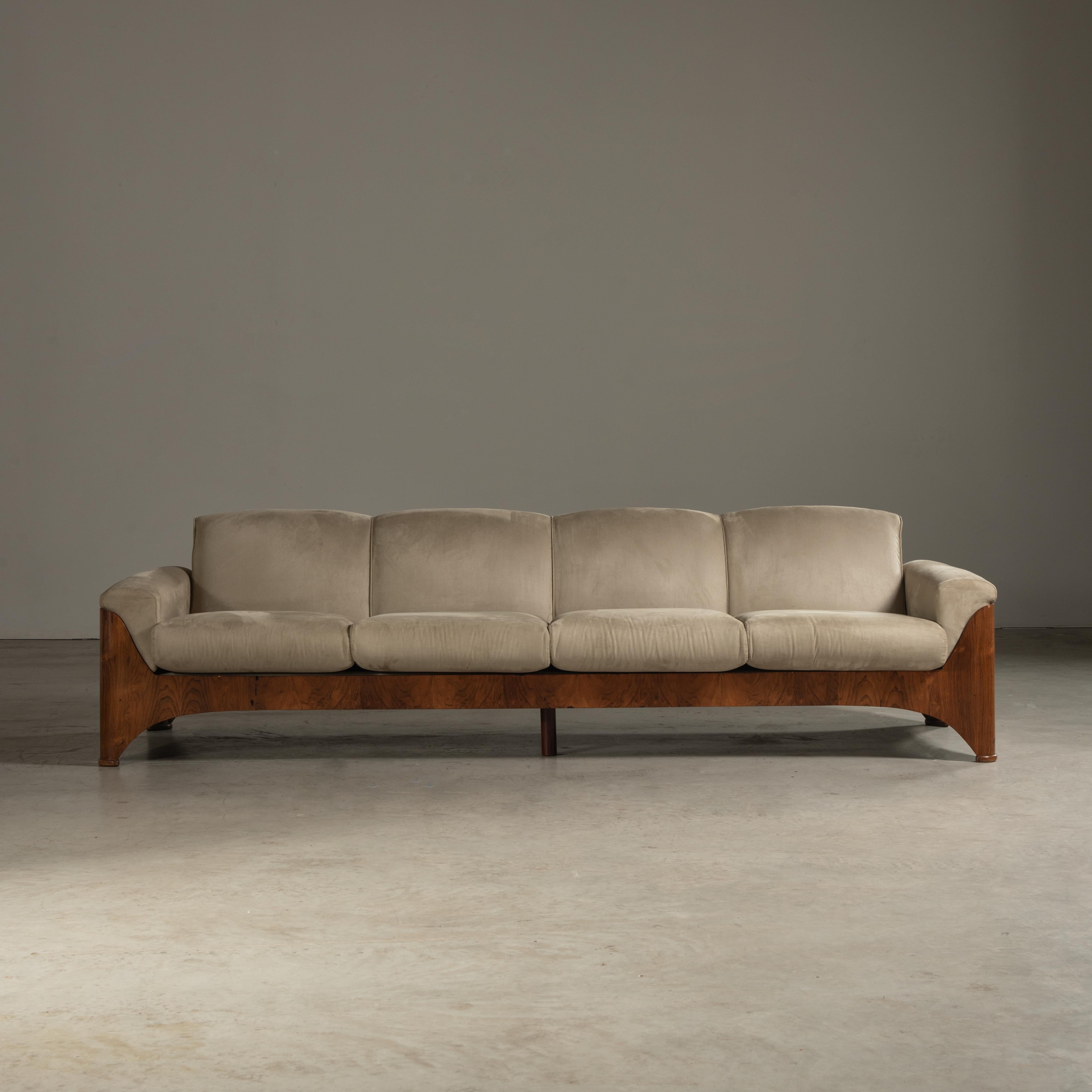 Curvilineal Four-Seater Sofa in Veneered Tropical Hardwood, Brazilian Modernism In Good Condition For Sale In Sao Paulo, SP