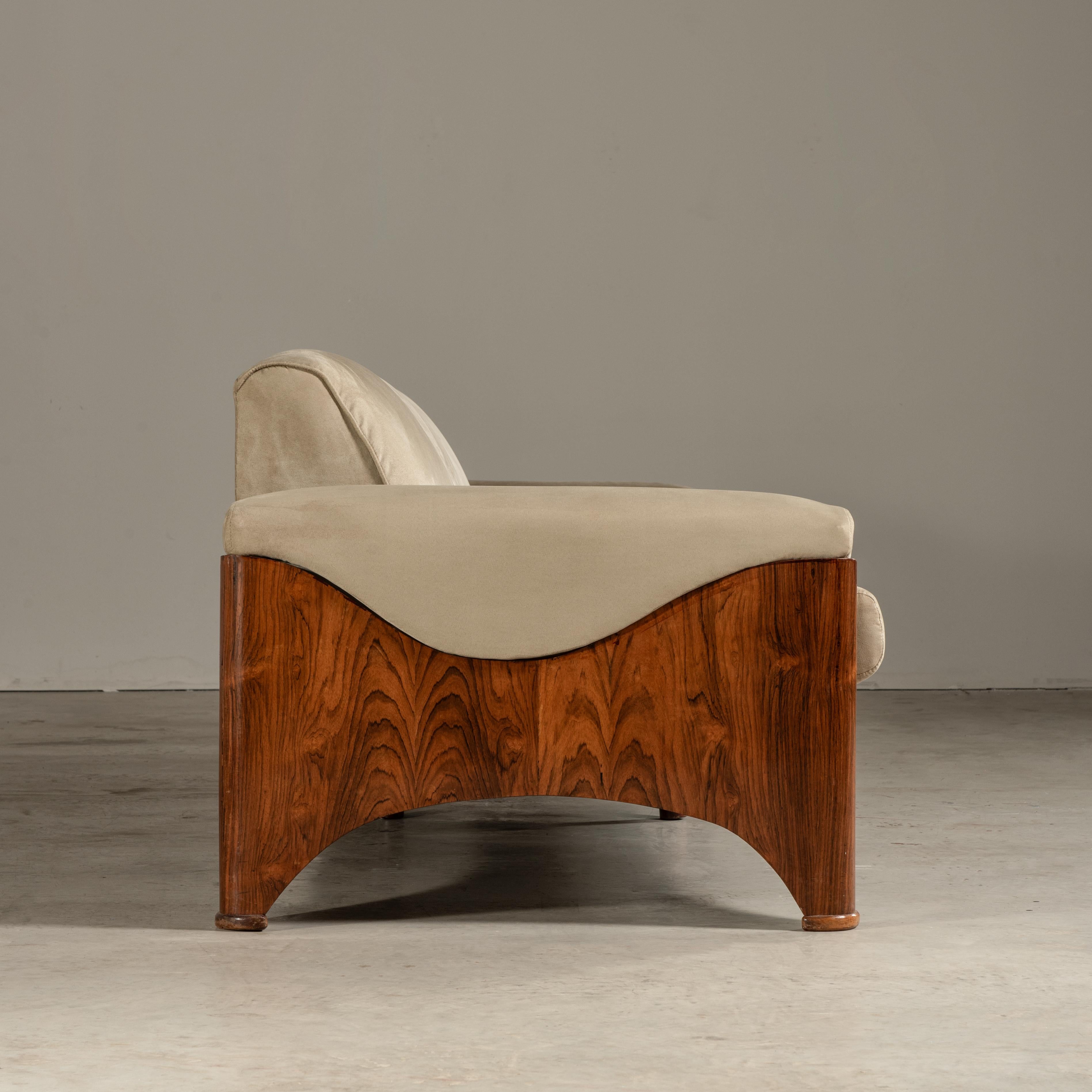 Fabric Curvilineal Four-Seater Sofa in Veneered Tropical Hardwood, Brazilian Modernism For Sale