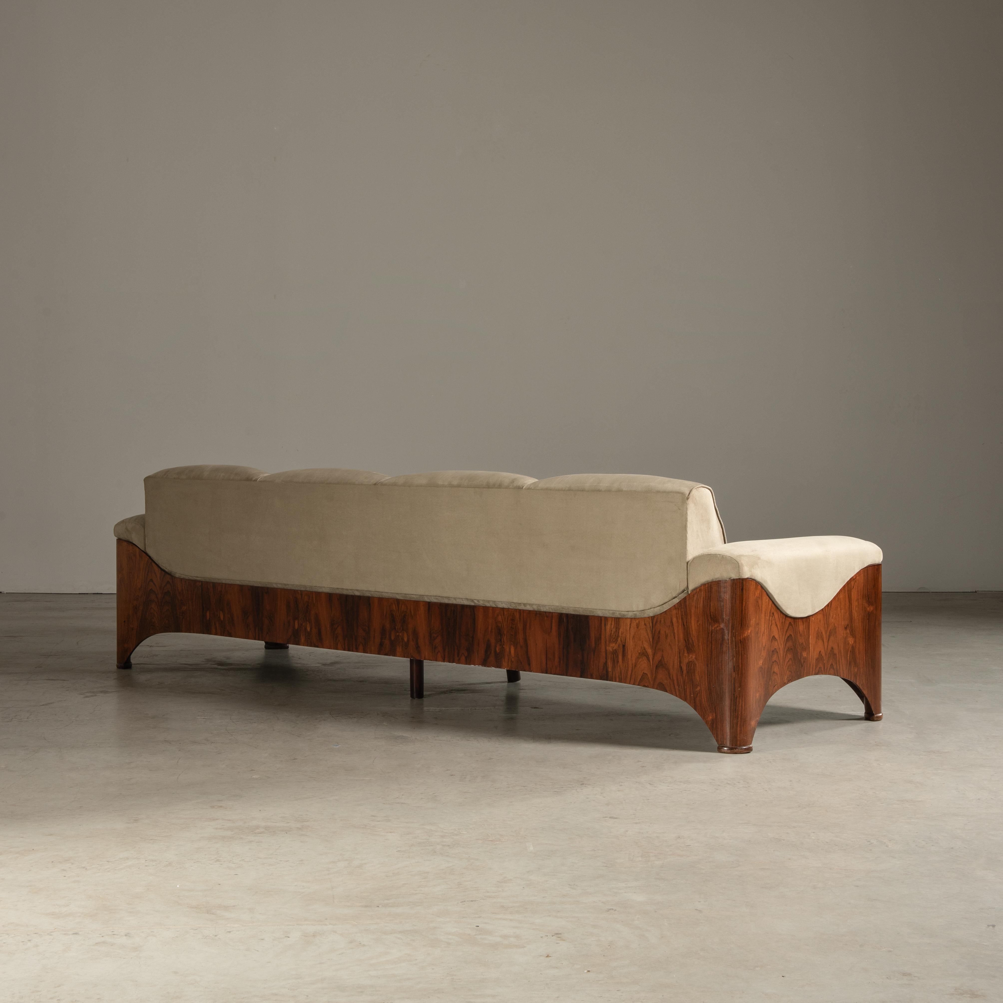 Curvilineal Viersitzer-Sofa aus furniertem tropischem Hartholz, brasilianischer Modernismus (Stoff) im Angebot