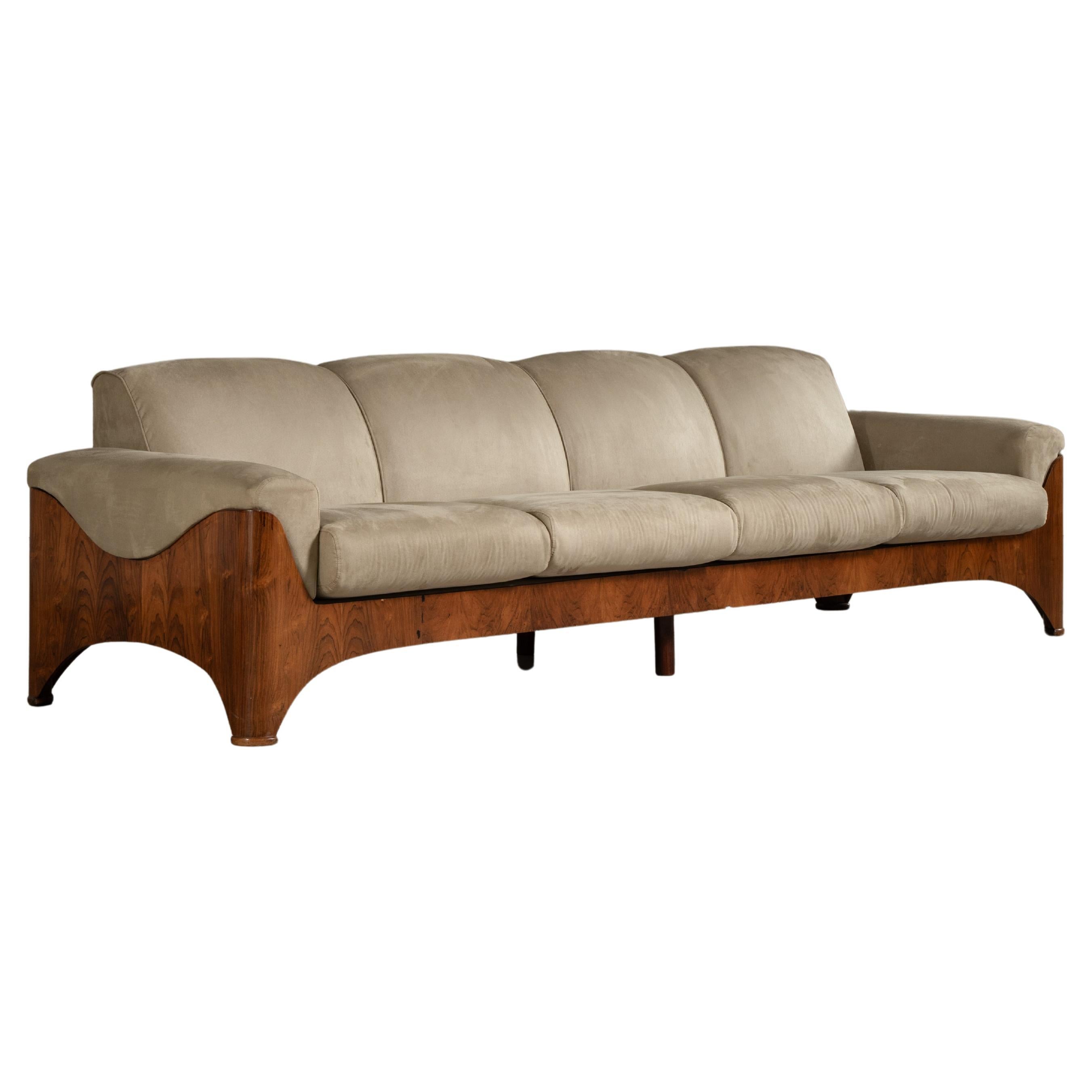 Canapé curviligne quatre places en bois dur tropical plaqué, modernisme brésilien en vente