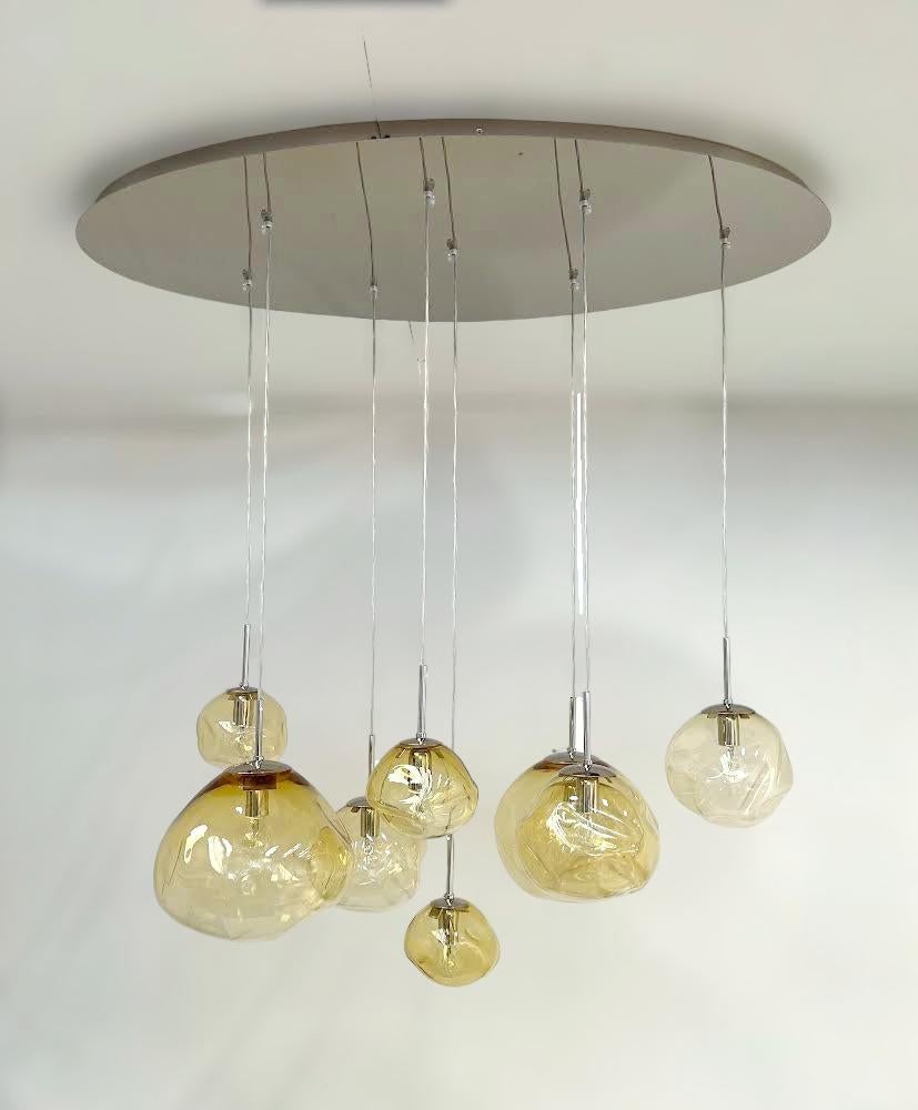 Applique moderne italienne avec un abat-jour en verre de Murano ambre monté sur une monture en métal finition nickel poli, conçue par Fabio Bergomi pour FABIO LTD, fabriquée en Italie.
8 lampes / type E12 ou E14 / max 40W chacune
Mesures : largeur