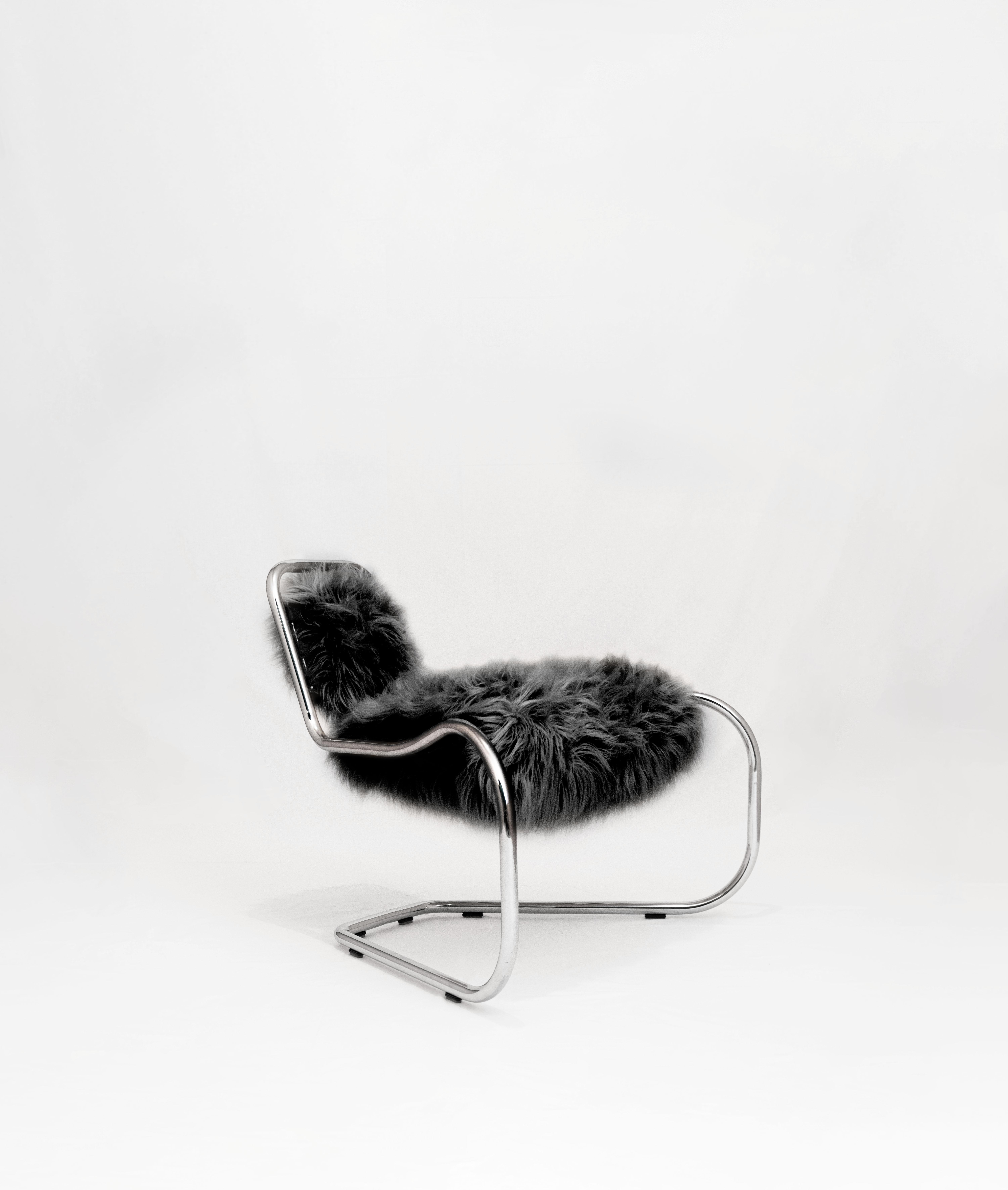ODE À L'ÉQUILIBRE SOUS TOUTES SES FORMES

C'est à partir de la tentative d'unir deux mondes différents et antithétiques en 
une complexité harmonieuse qui donne naissance au design du fauteuil 
