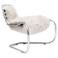 Sillón curvo diseñado por Luca Pasqualotti para Seconda Giovinezza 2024