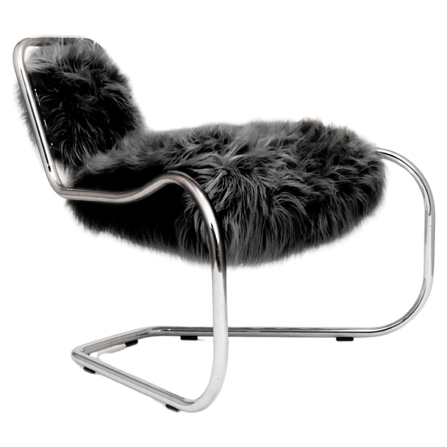Fauteuil curviligne conçu par Luca Pasqualotti pour Seconda Giovinezza 2024