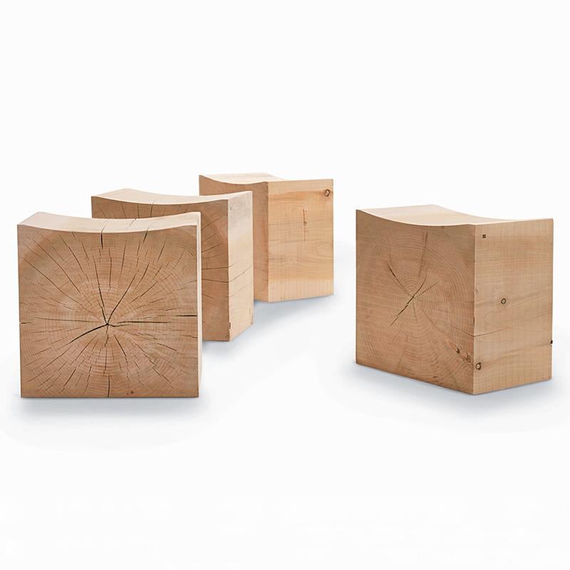 Fatto a mano Sgabello Curvy Cedar in legno massiccio di cedro naturale in vendita