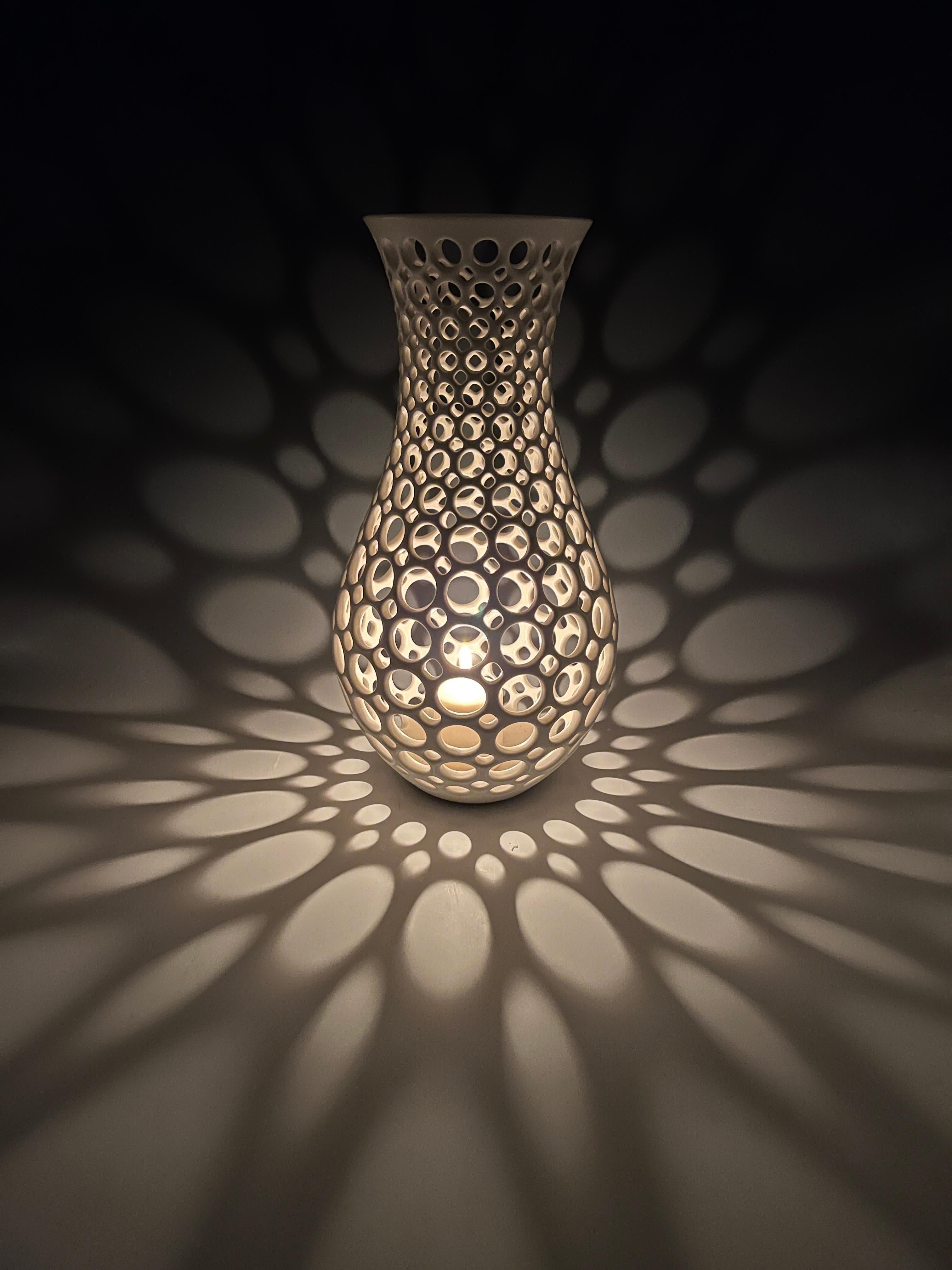 Vaso Curvy in ceramica con pizzo - Bianco In condizioni Nuovo in vendita a Oakland, CA