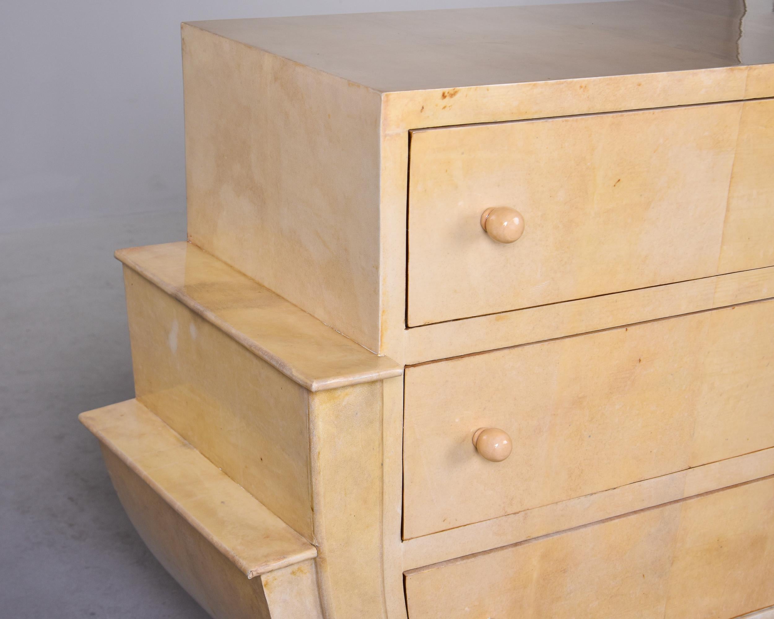 20ième siècle Coffre à trois tiroirs recouvert de parchemin de style Art déco italien en vente