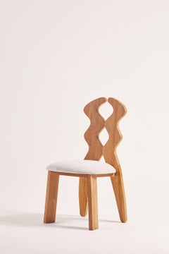 Curvy dining chair