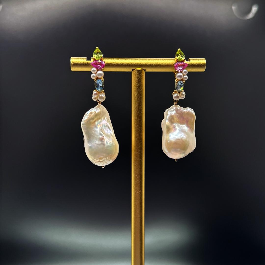Curvy green tourmaline and pink sapphire Earring In Excellent Condition For Sale In New York, NY