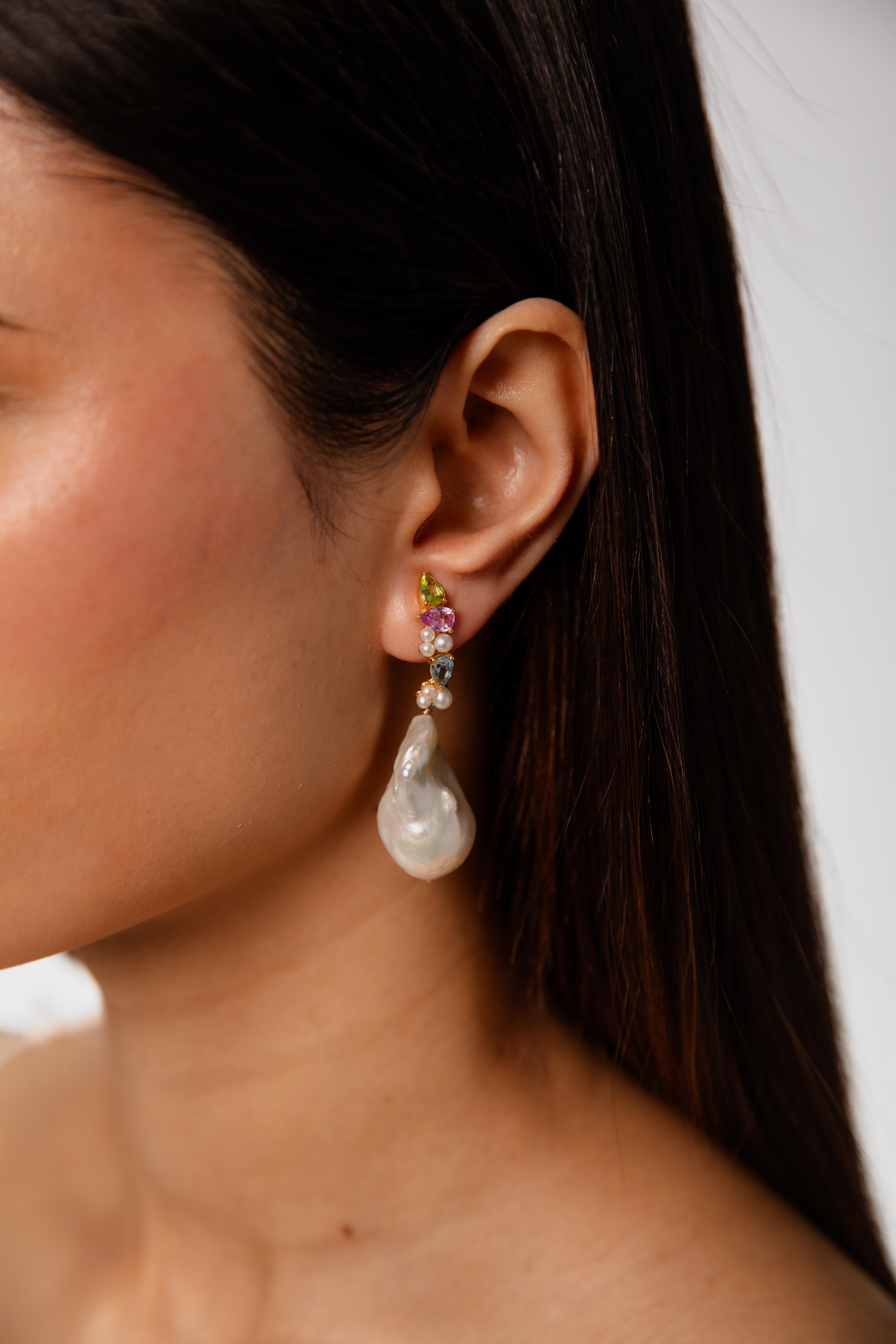 Curvy green tourmaline and pink sapphire Earring In Excellent Condition For Sale In New York, NY