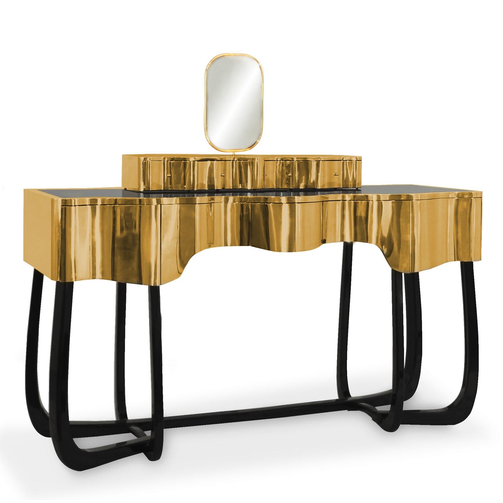 Table console pièce miroir curvy avec structure en bois et
revêtu de laiton massif poli avec un vernis brillant. Avec
4 tiroirs sur le dessus et 5 tiroirs sous le dessus. Avec
1 miroir dont le pourtour est plaqué or. Avec laque noire
base en