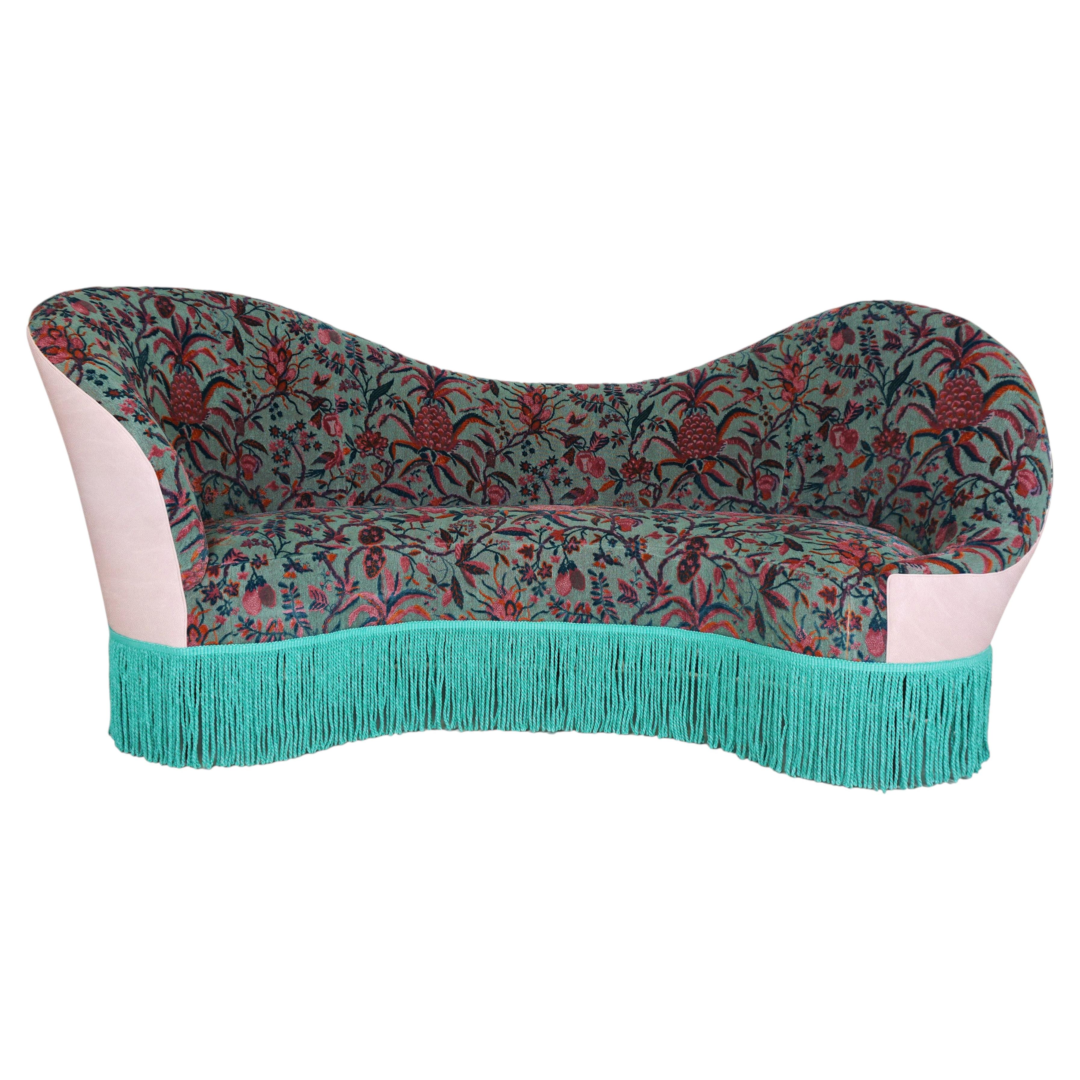 Sofá Wave Back en terciopelo «Botanical» de Pierre Frey con flecos turquesa en venta