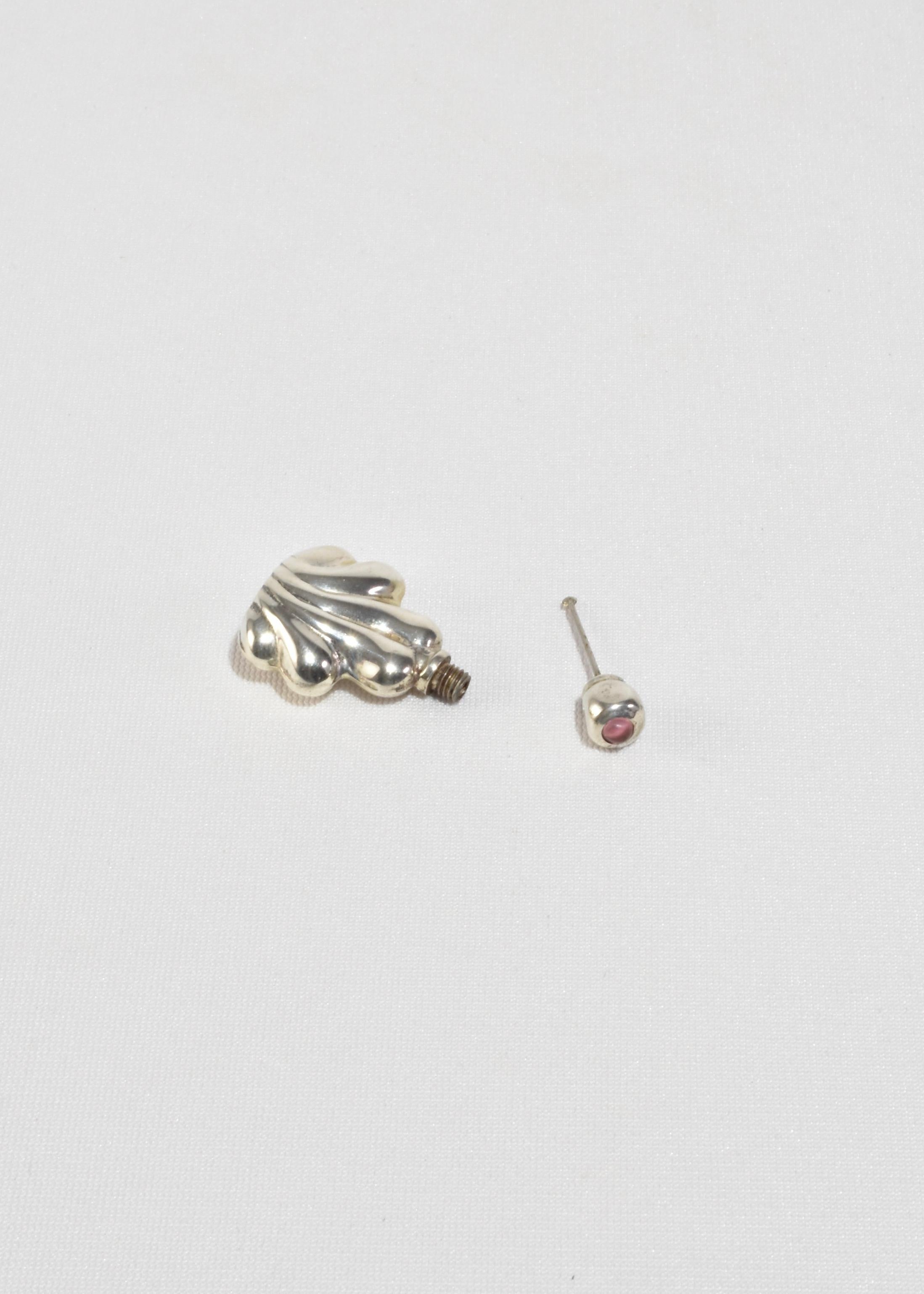 Bellissima bottiglia di profumo in argento sterling con dettagli curvilinei e quarzo rosa rotondo sulla parte superiore. Timbro Messico 925.