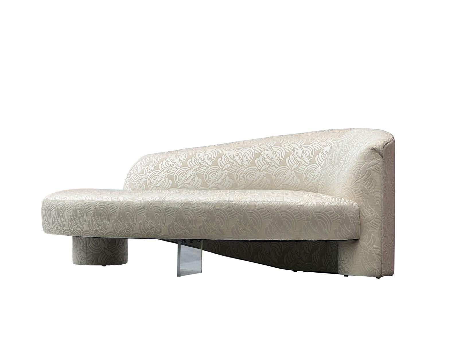 Geschwungenes Vladimir Kagan Serpentine Sofa mit Lucite Basis (amerikanisch) im Angebot