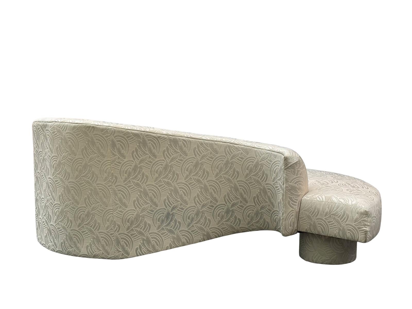Geschwungenes Vladimir Kagan Serpentine Sofa mit Lucite Basis (Ende des 20. Jahrhunderts) im Angebot
