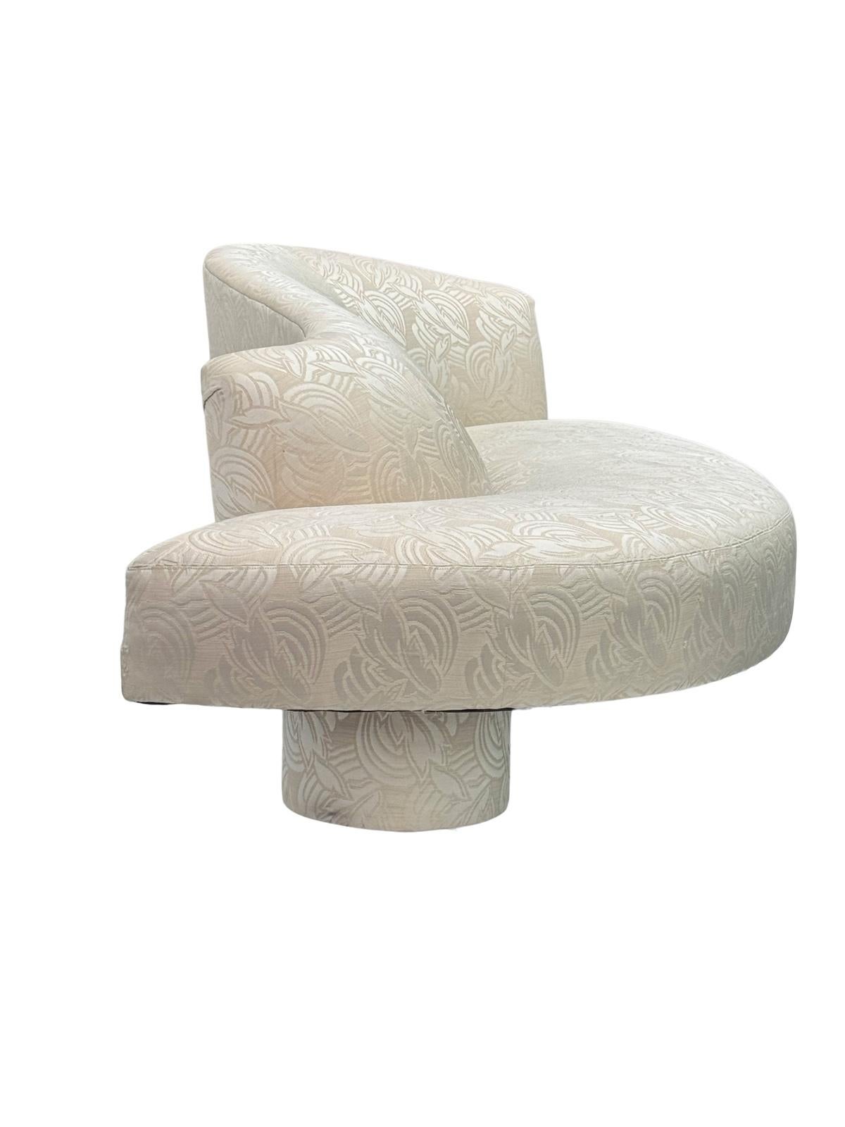 Geschwungenes Vladimir Kagan Serpentine Sofa mit Lucite Basis im Angebot 1