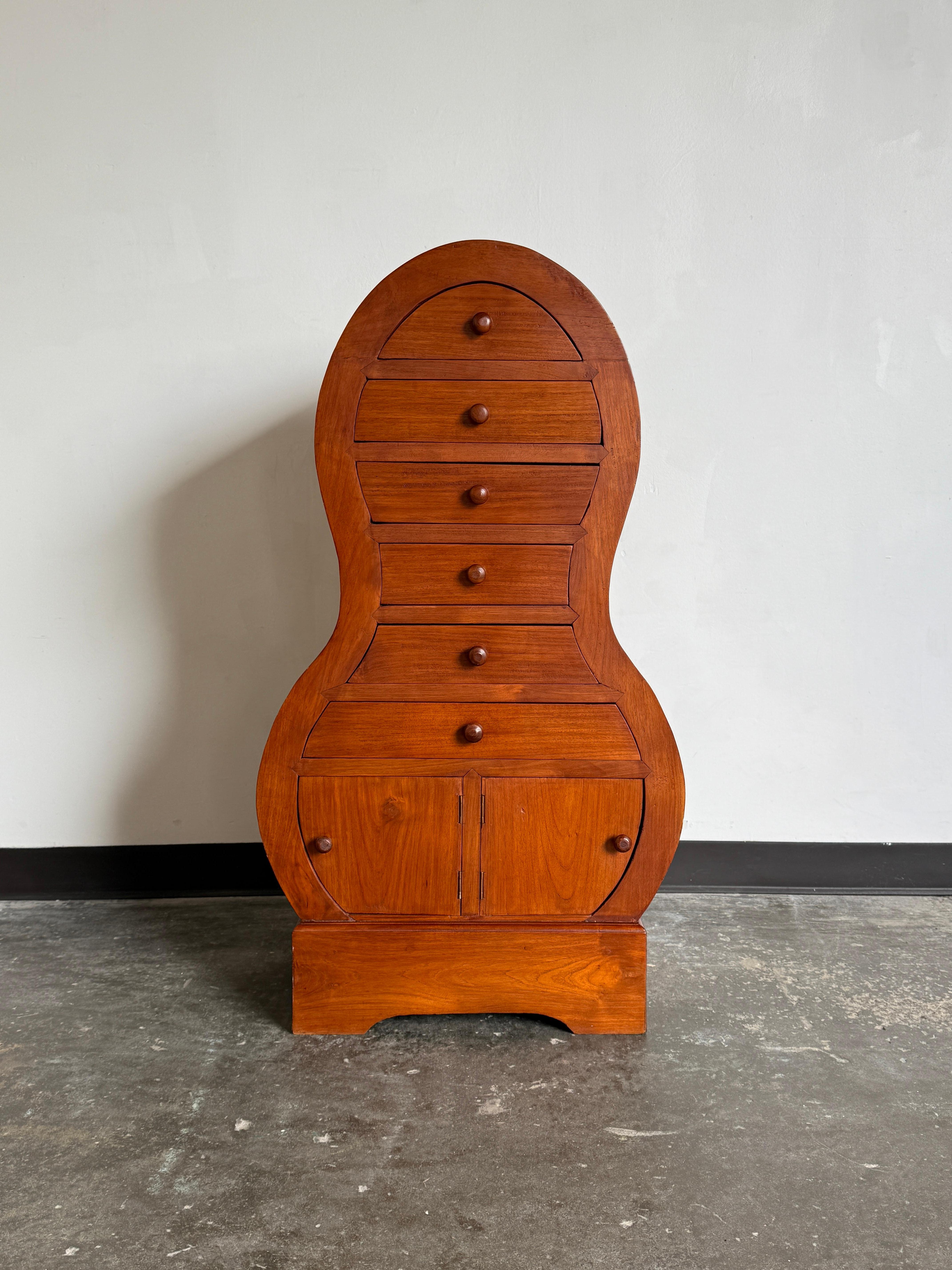mueble curvo y pequeño de madera creado por un artesano estadounidense desconocido. En excelente estado vintage con pequeños signos de desgaste como se muestra en las fotos. Dispone de 6 cajones y dos compartimentos laterales con puertas en la parte