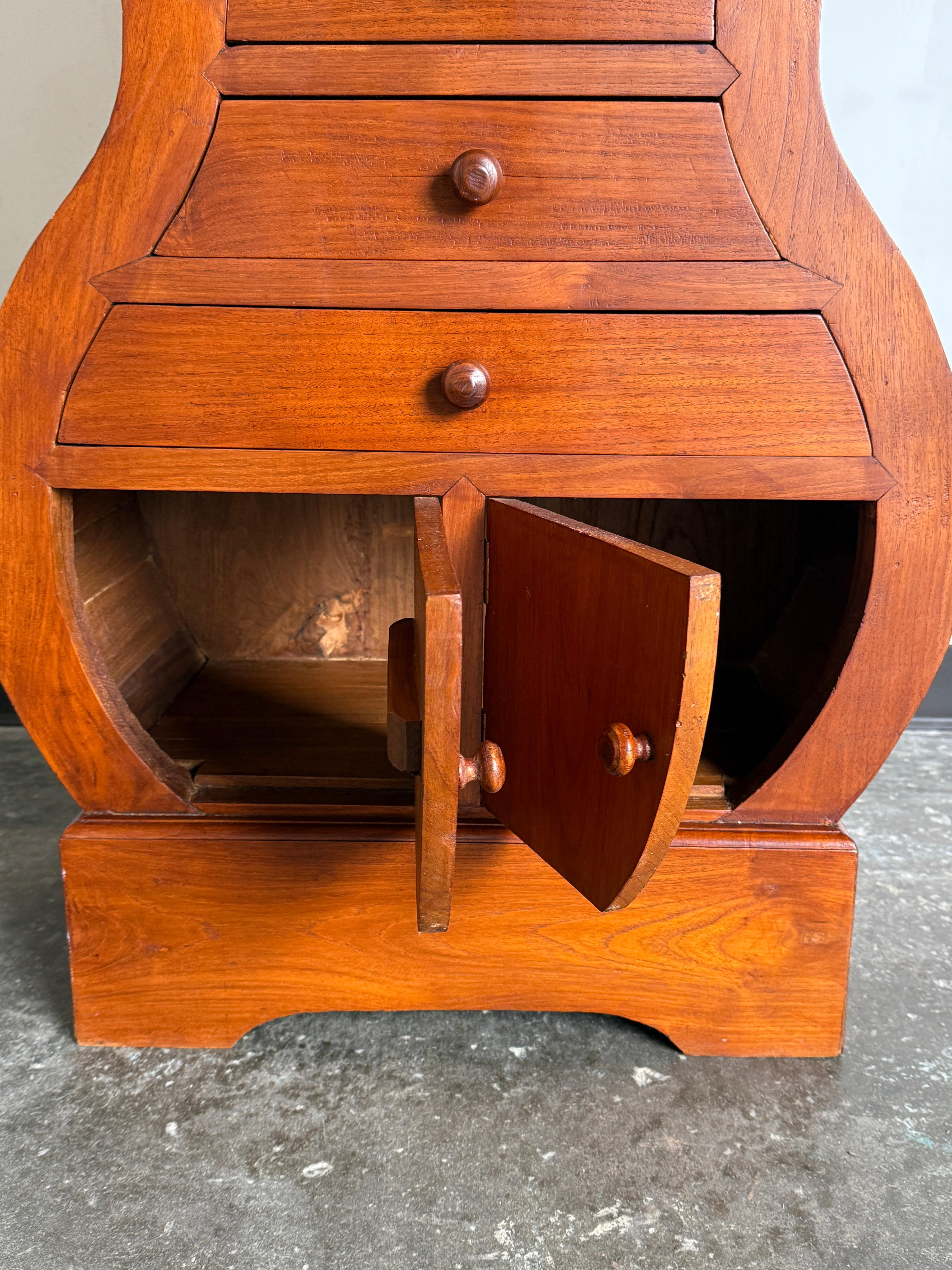 Armario curvo de madera Hecho a mano en venta