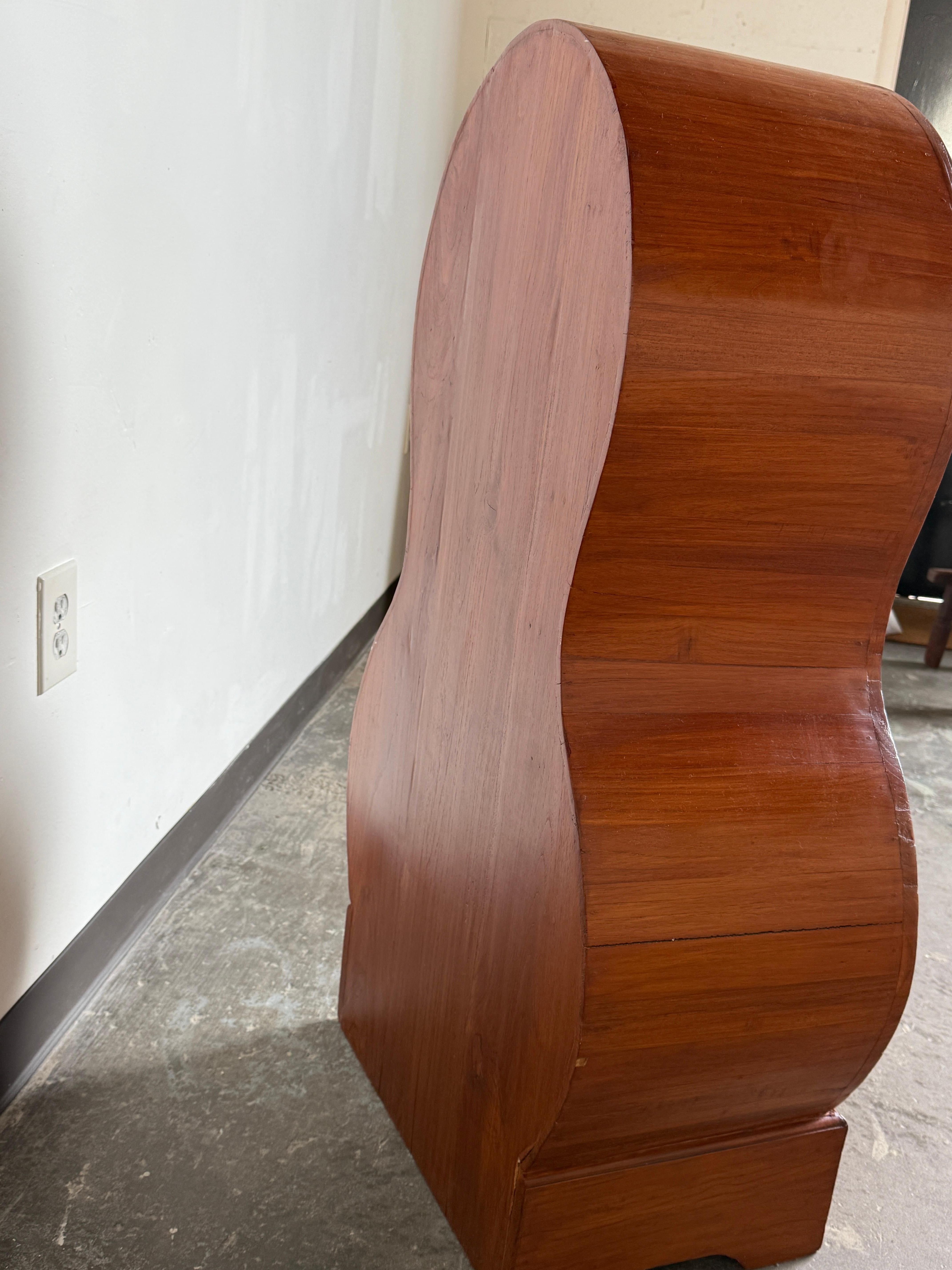 Armario curvo de madera siglo XX en venta