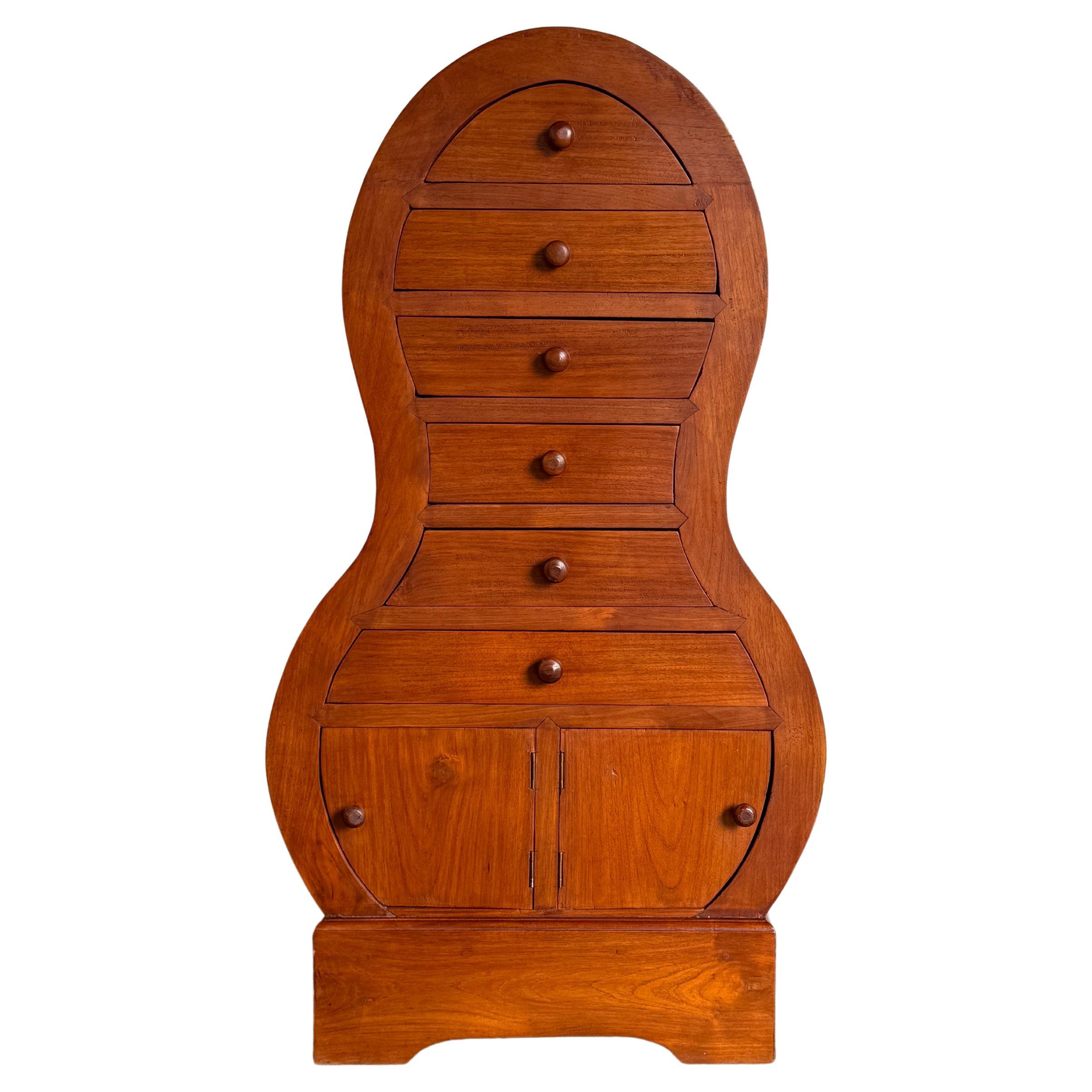 Armario curvo de madera en venta