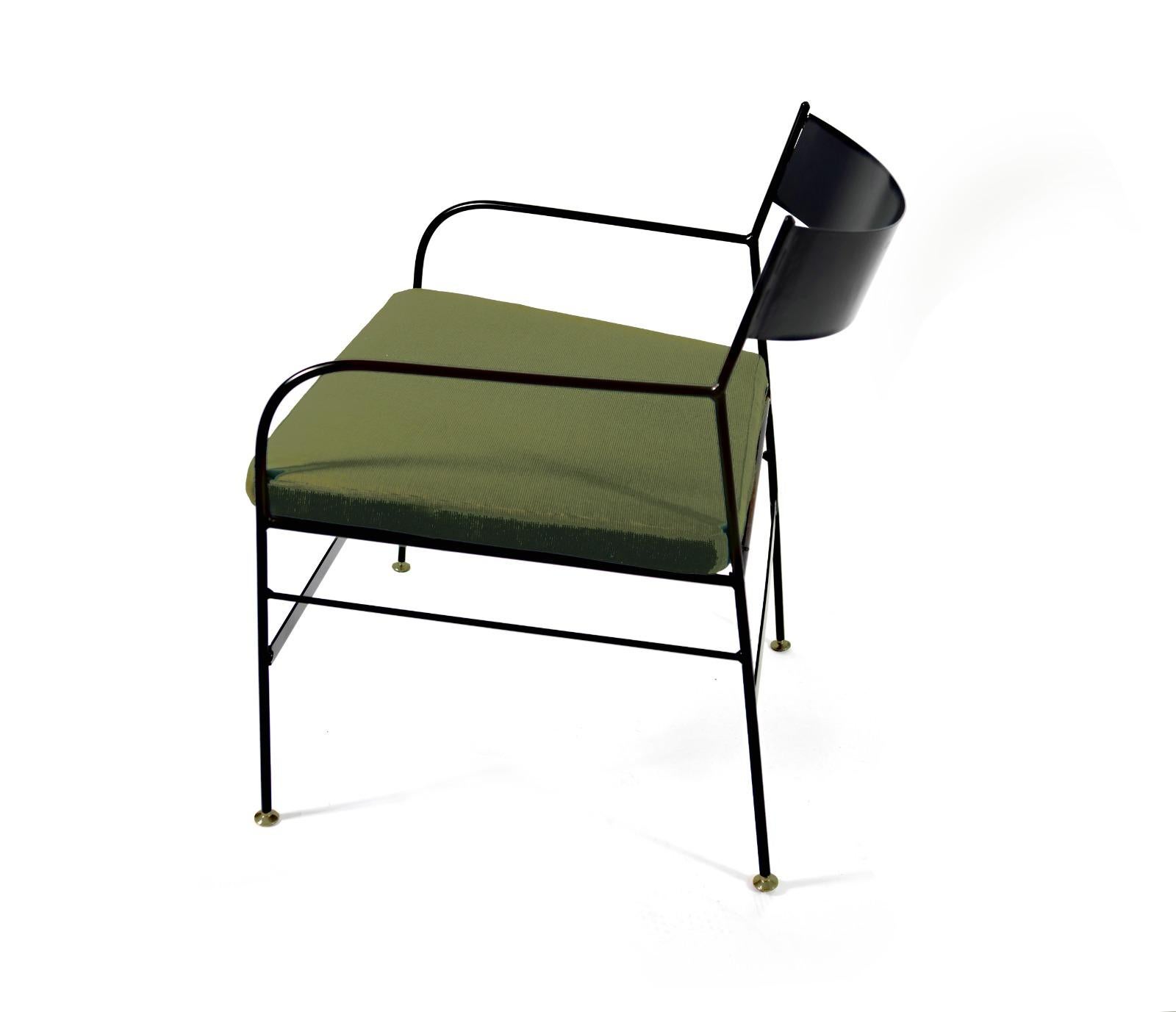 This elegant and contemporary armchair has an iron structure covered in a dust paint and oven-finished, to make it suitable for both indoor and outdoor use. The black mate iron structure can be customized with RAL colors, a refined and resistant