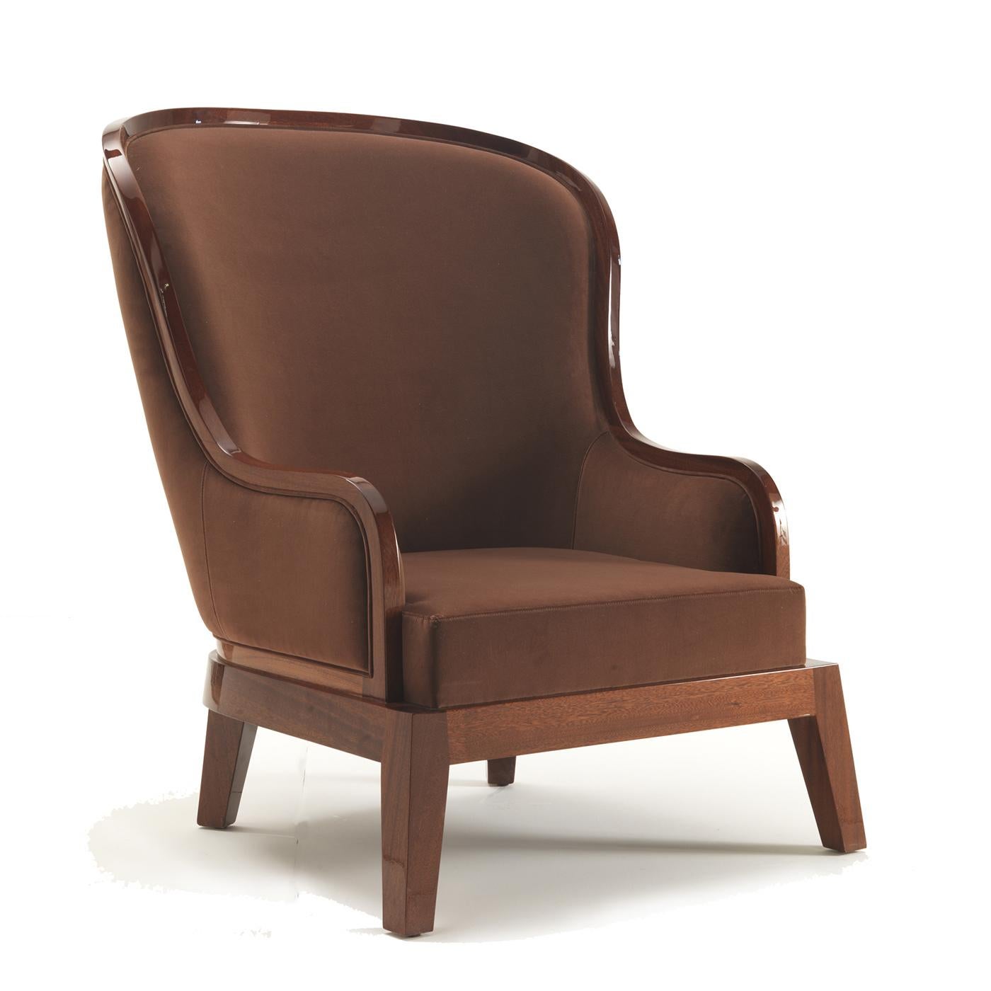 The elegance of this stunning armchair is in the modern details of its silhouette, evoking 19th century charm reinterpreted with a fresh aesthetic. Crafted of wood with a glossy mahogany finish, the 44 cm high seat rests on the base with slanted