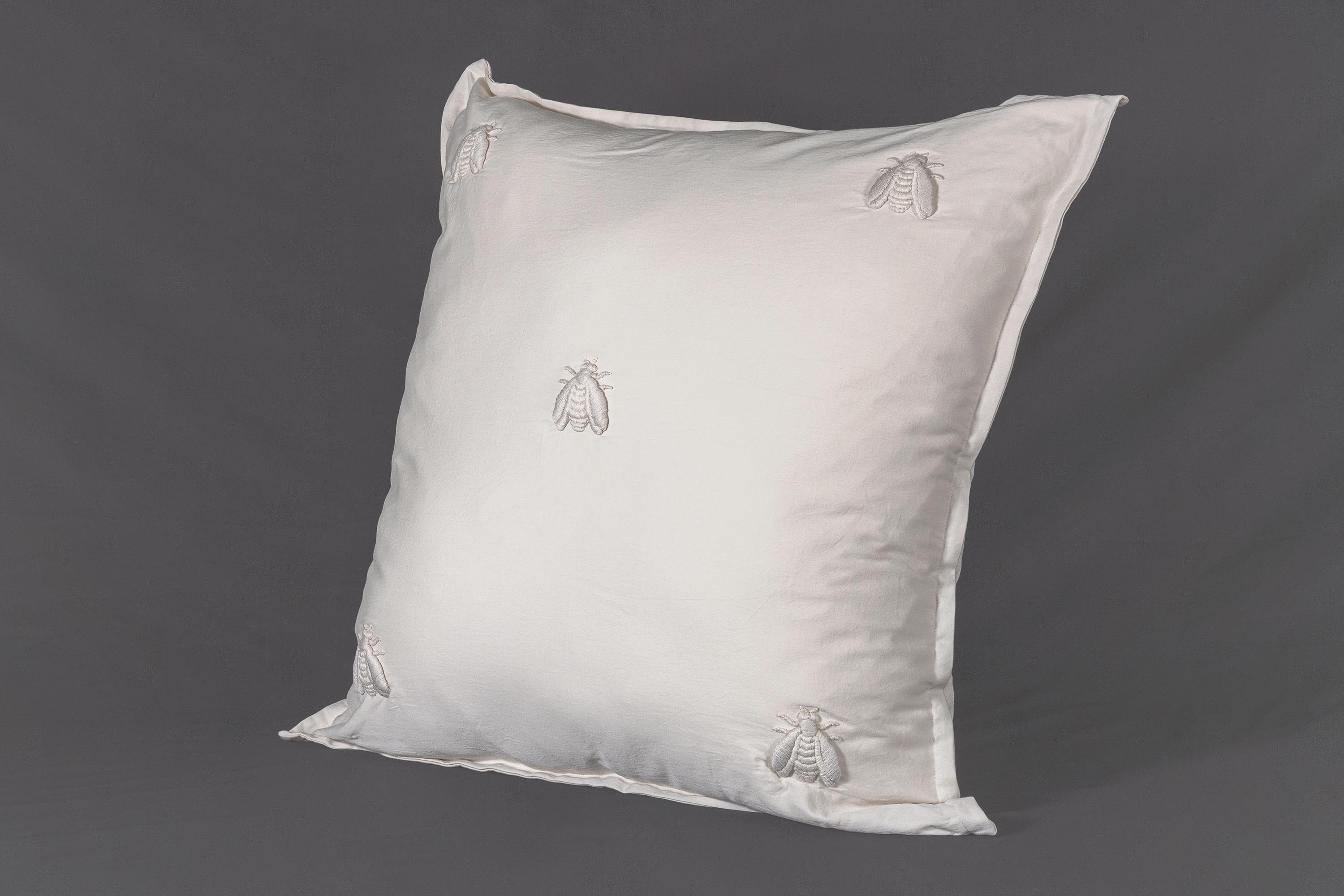 Eleganza sobria e raffinate geometrie si incontrano in questo cuscino della collezione Abeille Merveille. 
Realizzato in 100% cotone tinto in capo, è impreziosito dal raffinato ricamo di cinque api stilizzate, disposte con eleganza sulla superficie,