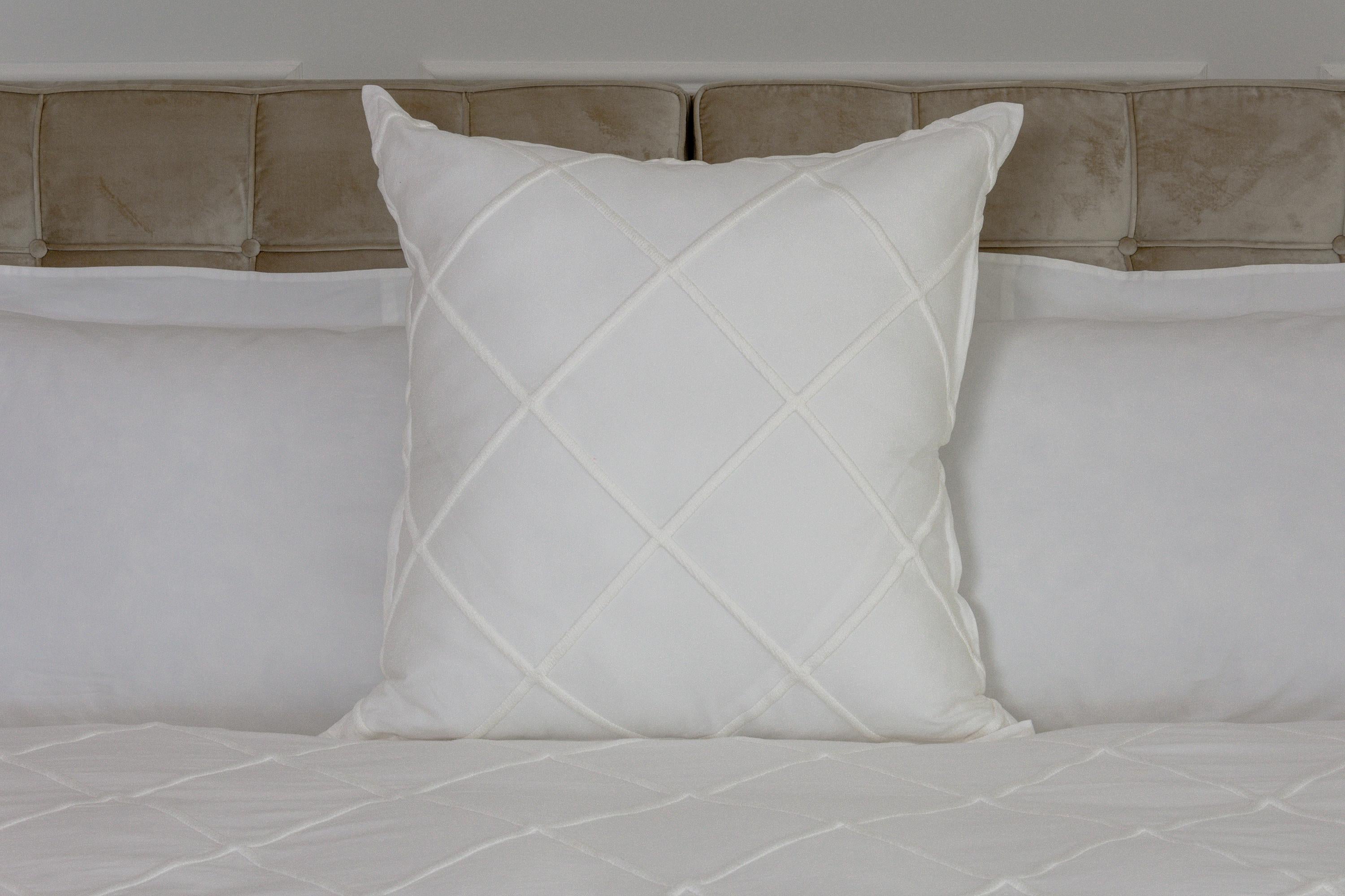 Eleganza sobria e raffinate geometrie si incontrano in questo cuscino della collezione Abeille Merveille. 
Realizzato in 100% cotone tinto in capo, si distingue per il prezioso ricamo a losanghe che decora l’intera superficie, creando un raffinato