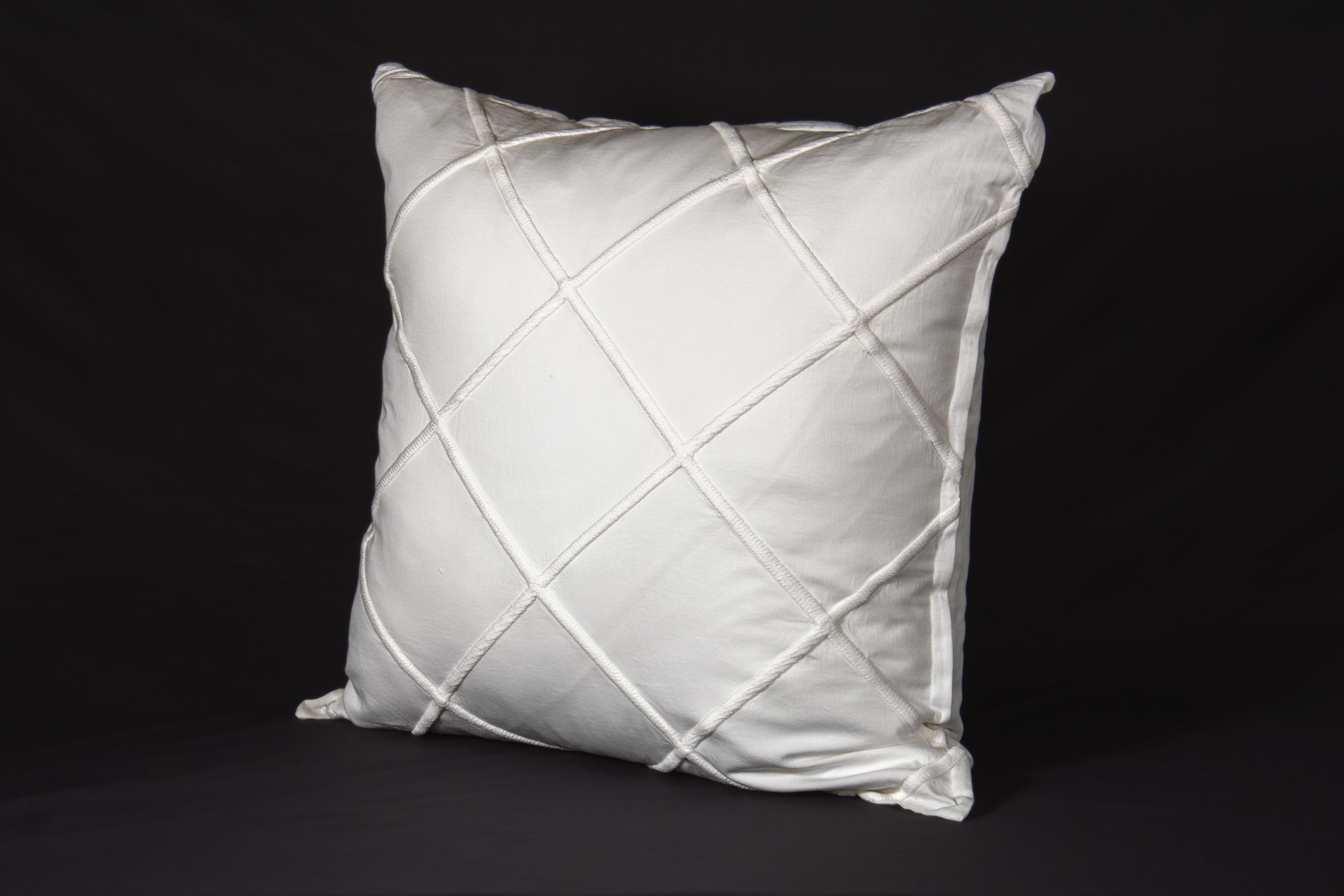 Contemporain Cuscino Abeille Merveille ricamo losanghe, colore avorio en vente
