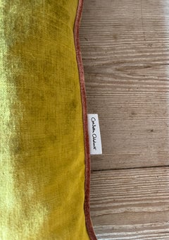 Coussin artisanal de Carlotta Oddone en velours doré, style bohème chic