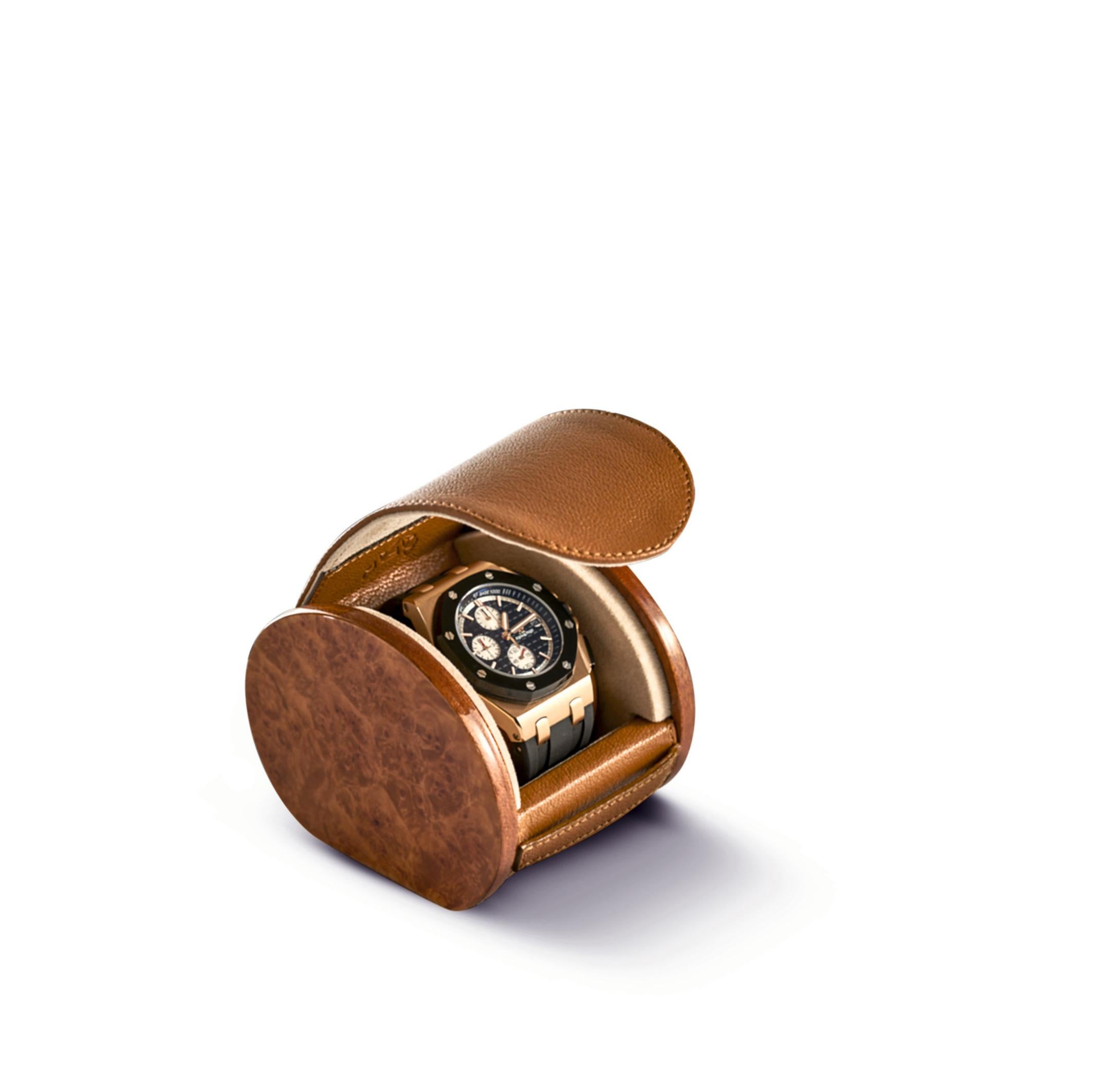Travel leather watch case with capacity for 1 watch in the adjustable leather support. Available in three finishing options: Black leather with polished ebony sides, brown leather with polished briar sides, or red leather with polished red briar