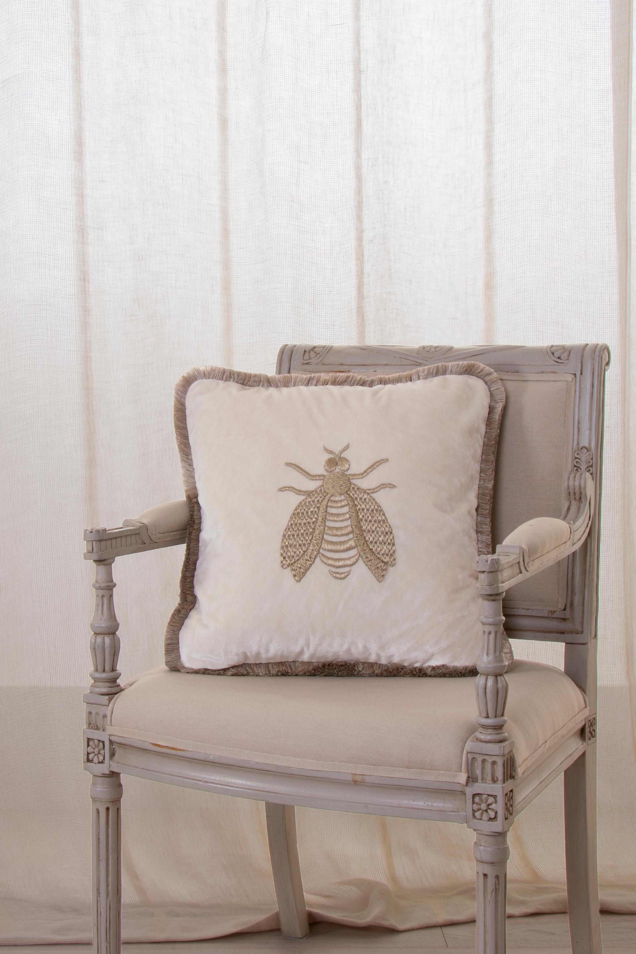 Italian Coussin Estensi en velours de coton avec reine des abeilles brodée, couleur ivoire en vente