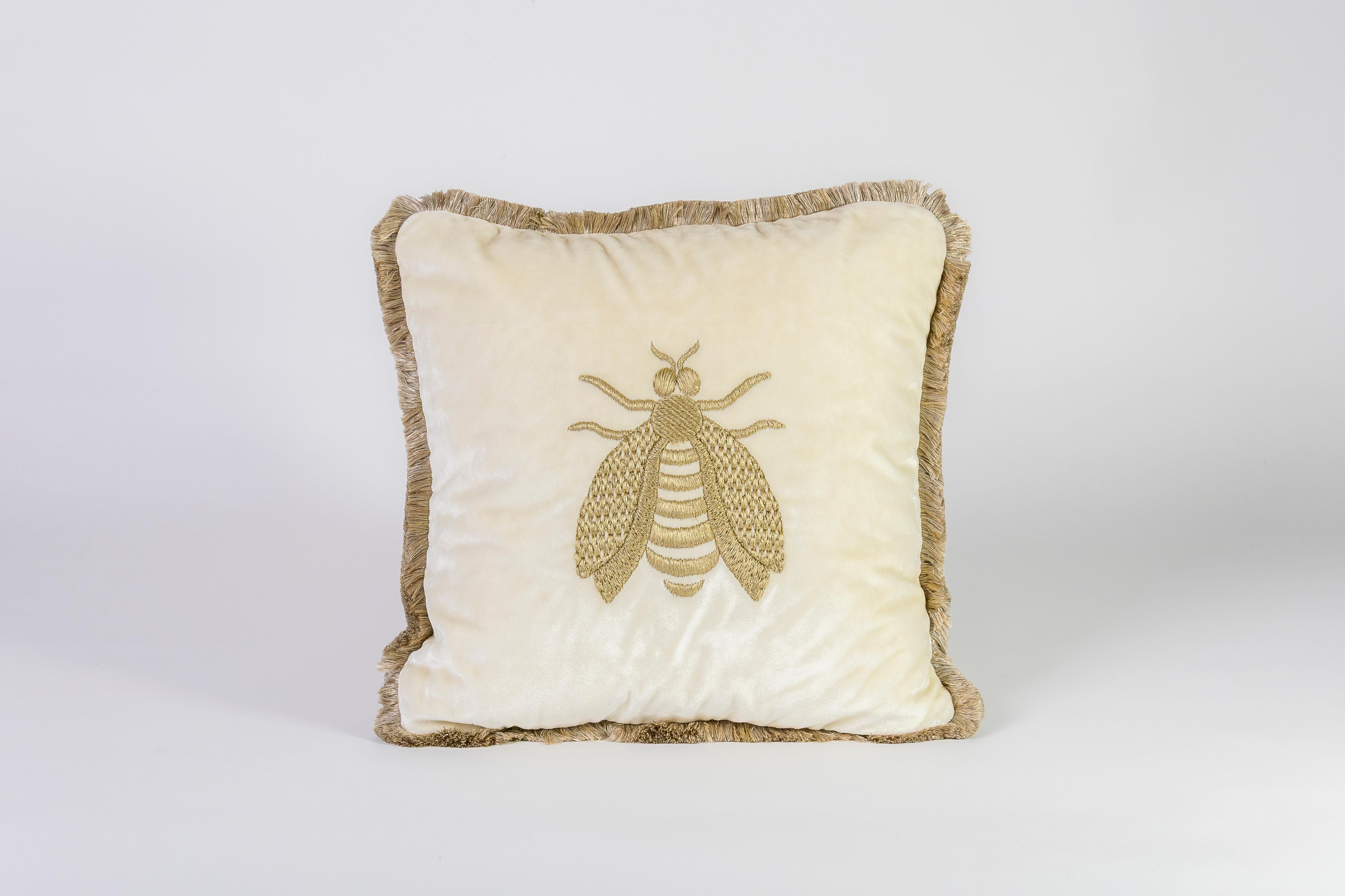 Autre Coussin Estensi en velours de coton avec reine des abeilles brodée, couleur ivoire en vente