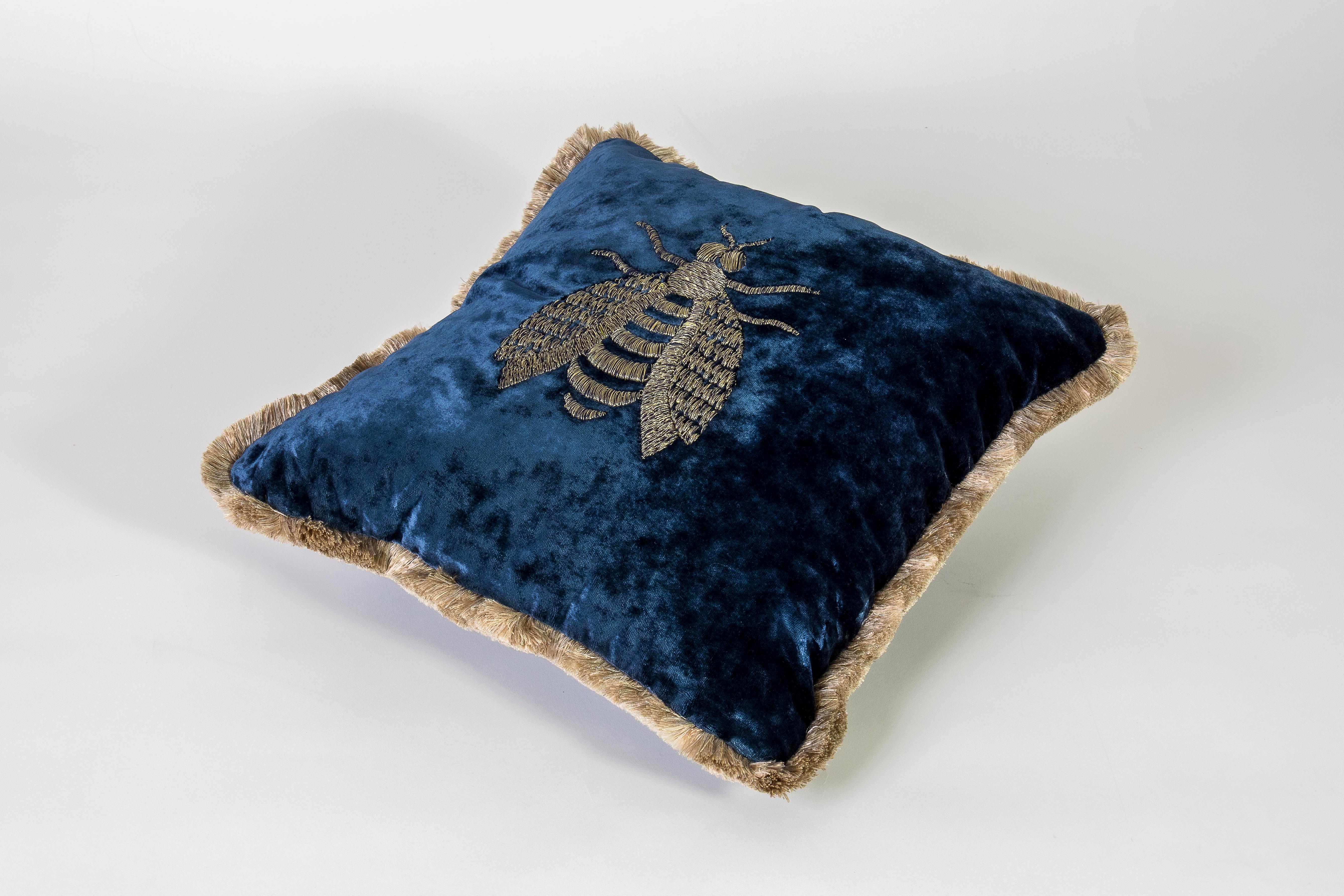 Il nostro cuscino Ape, ricamato su velluto di cotone, è un complemento d’arredo esclusivo che unisce l’eleganza del motivo decorativo alla preziosità dei materiali.
Il morbido velluto offre una piacevole sensazione tattile, mentre l’originale