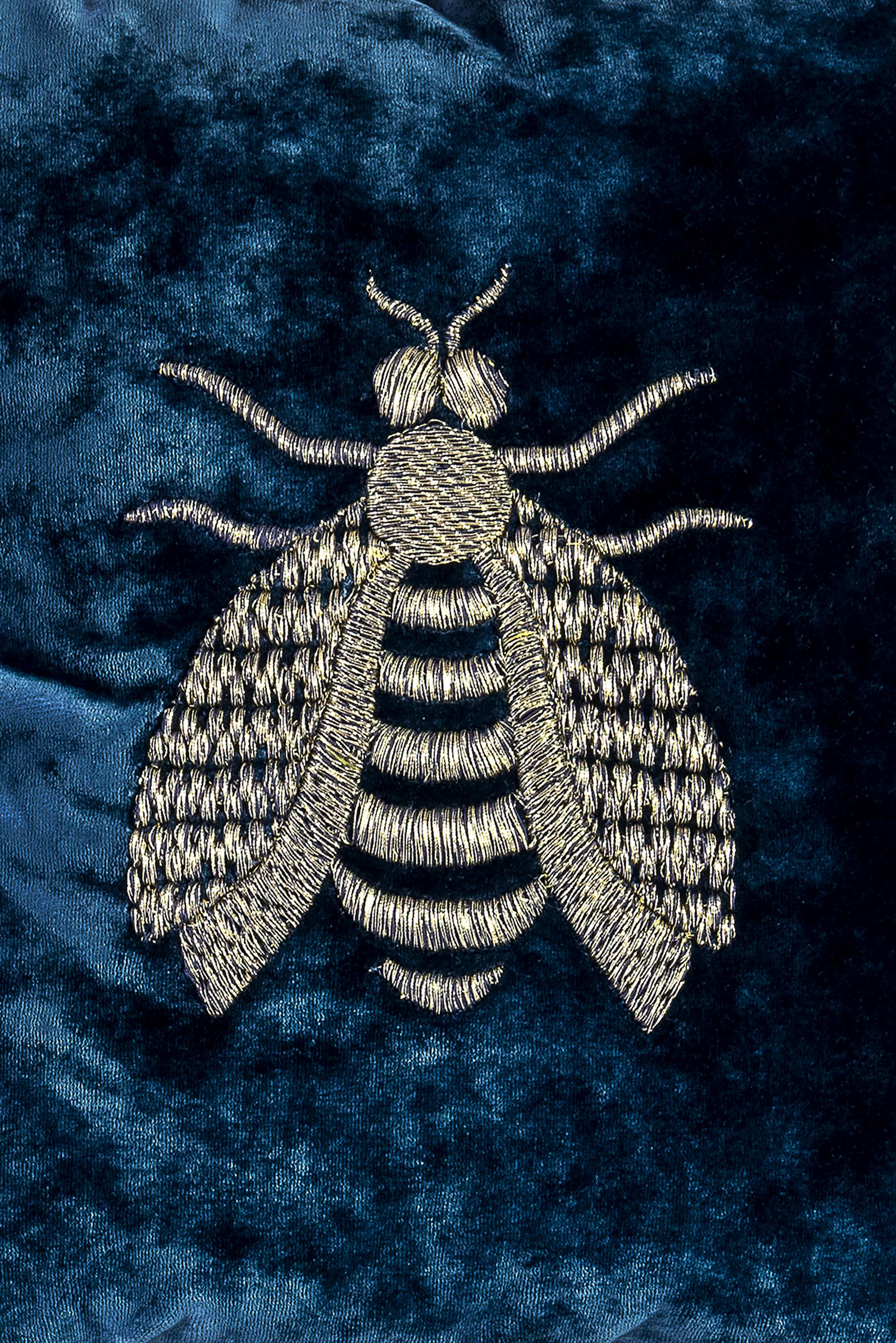 Italian Cuscino Estensi in velluto di cotone con Ape regina ricamata, colore blu in vendita