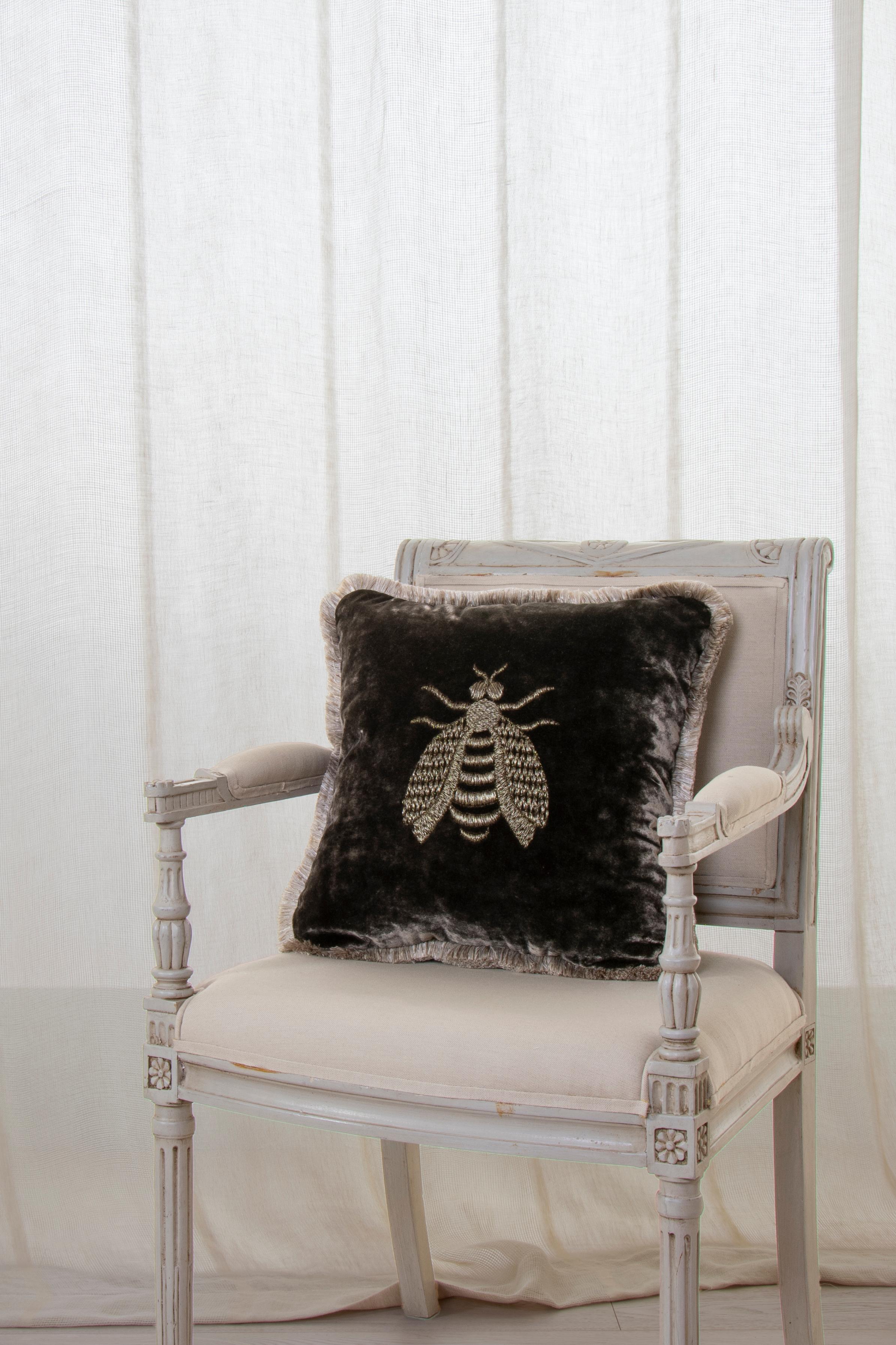 Il nostro cuscino Ape, ricamato su velluto di cotone, è un complemento d’arredo esclusivo che unisce l’eleganza del motivo decorativo alla preziosità dei materiali.
Il morbido velluto offre una piacevole sensazione tattile, mentre l’originale