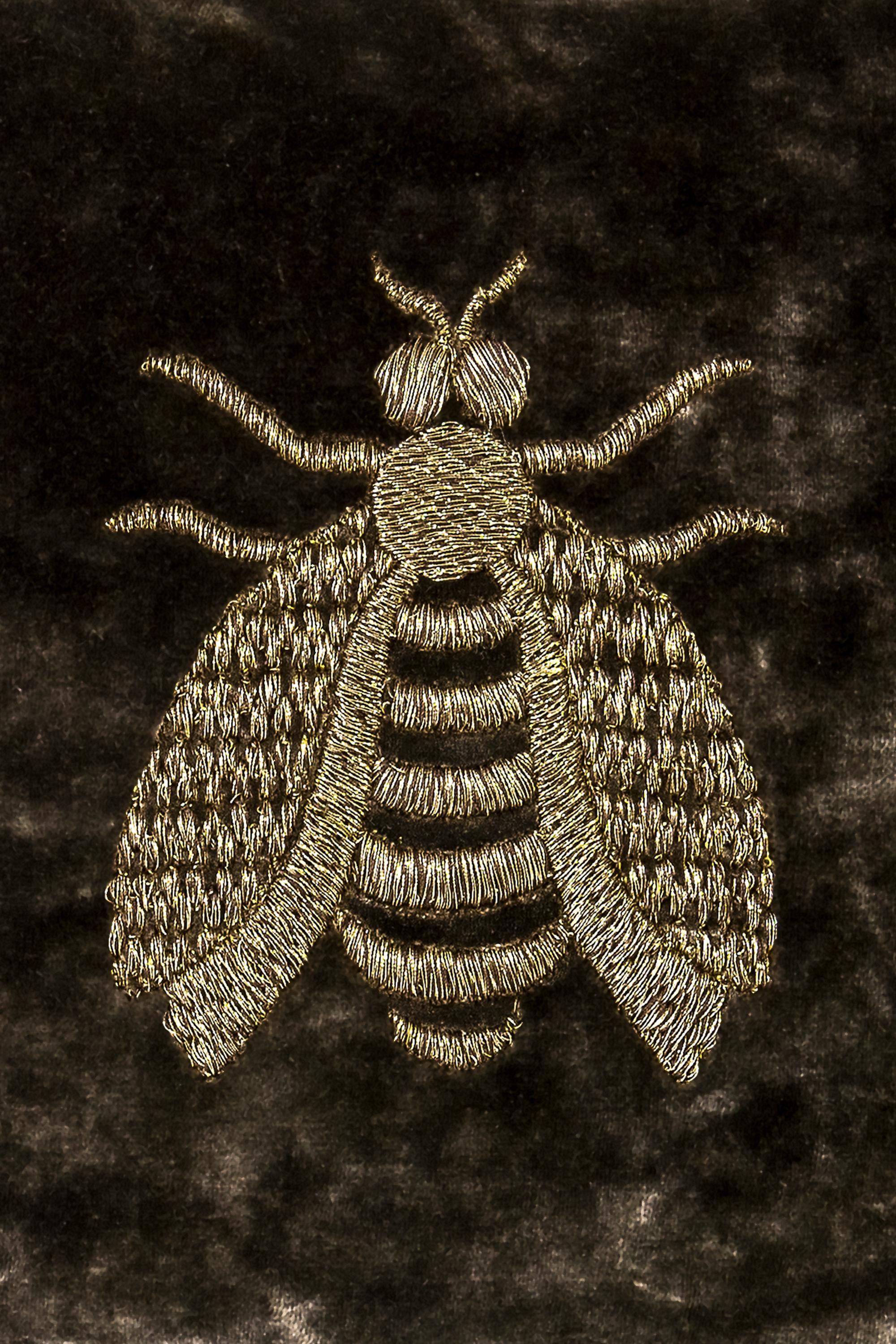 Italian Cuscino Estensi in velluto di cotone con Ape regina ricamata, colore marrone in vendita