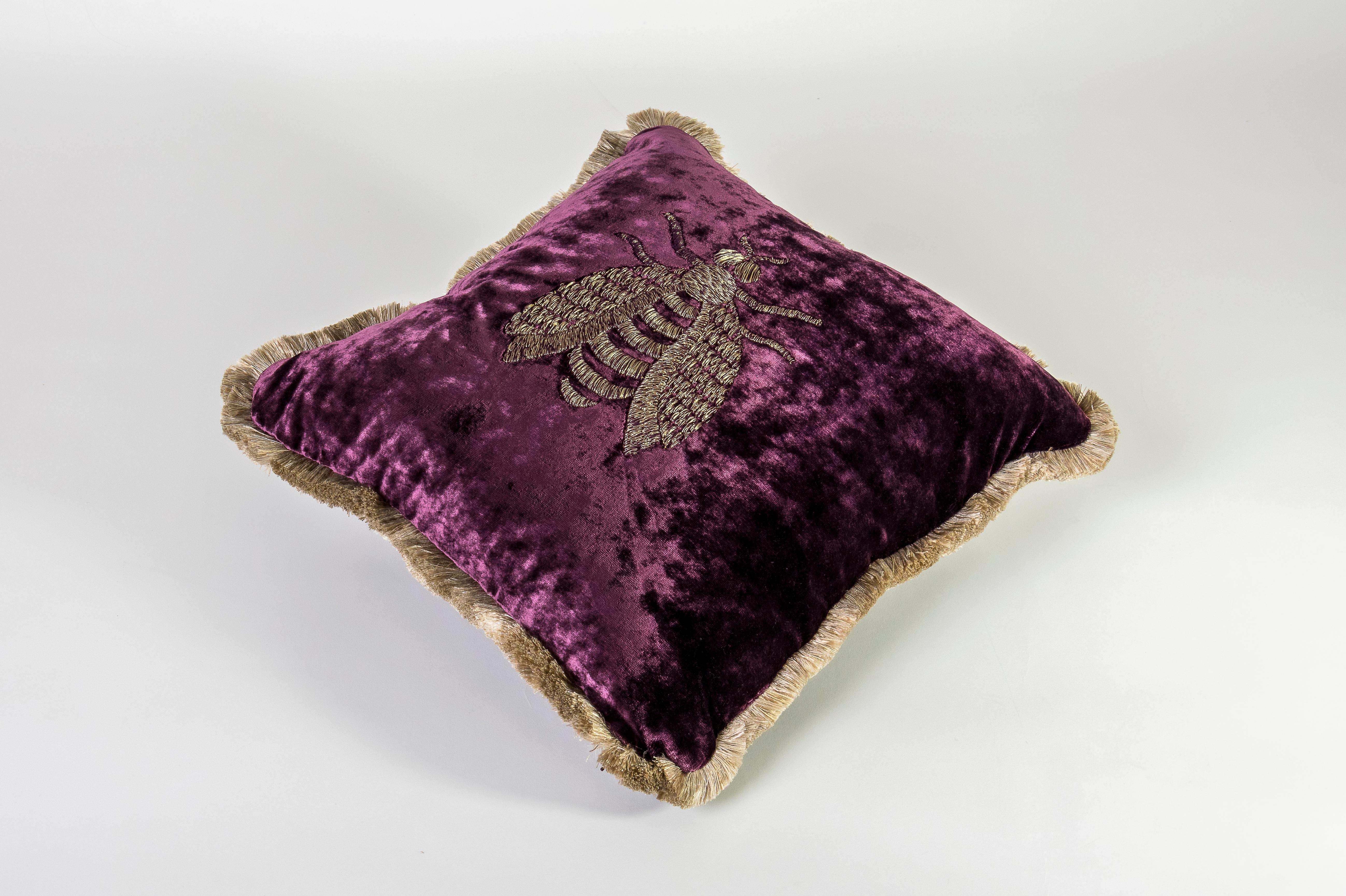 Il nostro cuscino Ape, ricamato su velluto di cotone, è un complemento d’arredo esclusivo che unisce l’eleganza del motivo decorativo alla preziosità dei materiali.
Il morbido velluto offre una piacevole sensazione tattile, mentre l’originale