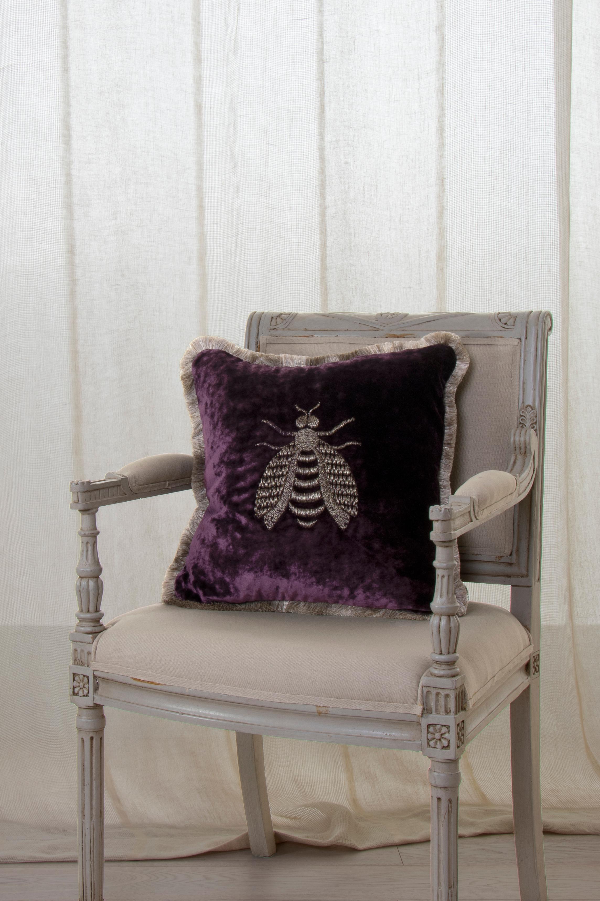 Altro Cuscino Estensi in velluto di cotone con Ape regina ricamata, colore viola in vendita