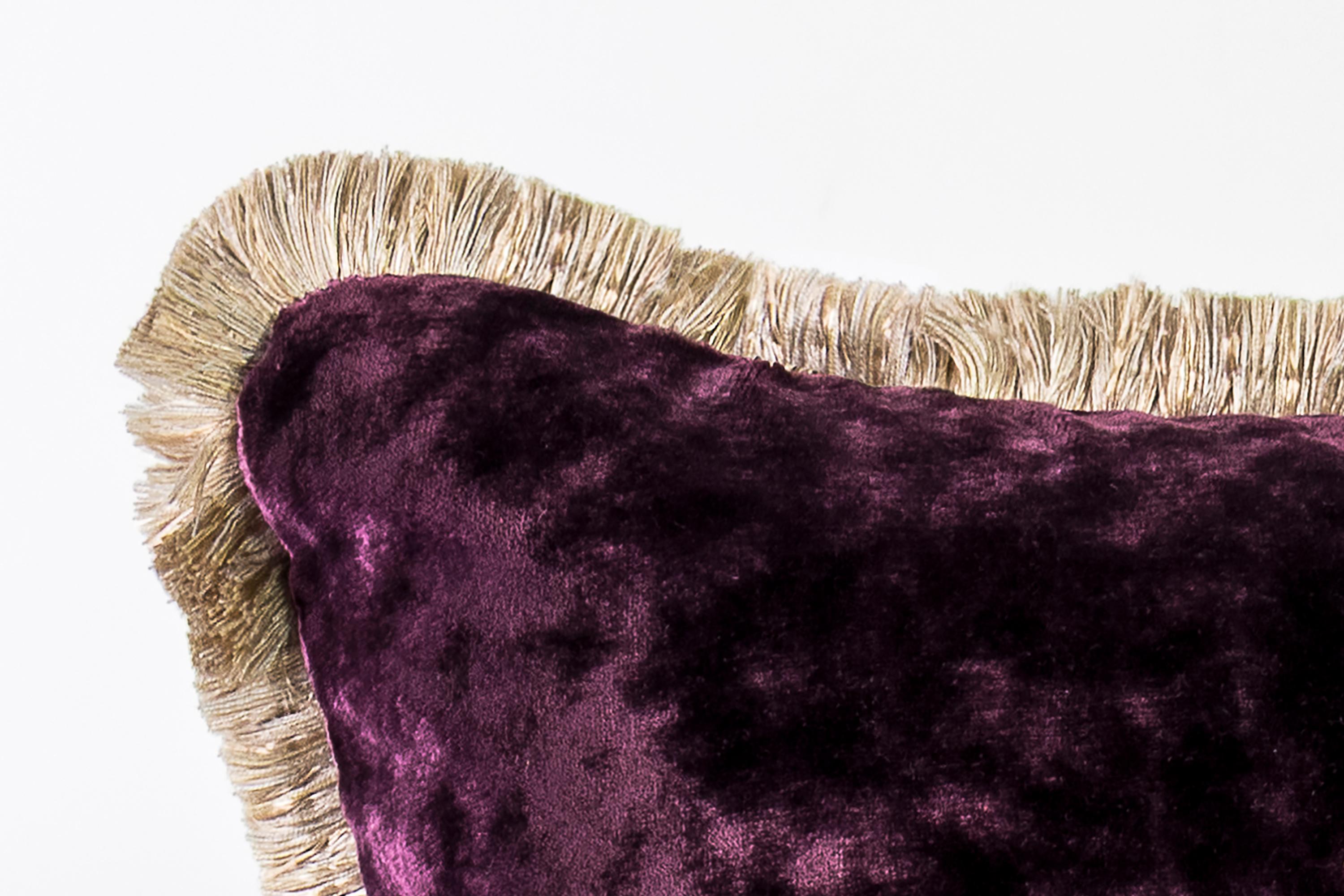 Italian Cuscino Estensi in velluto di cotone con Ape regina ricamata, colore viola in vendita
