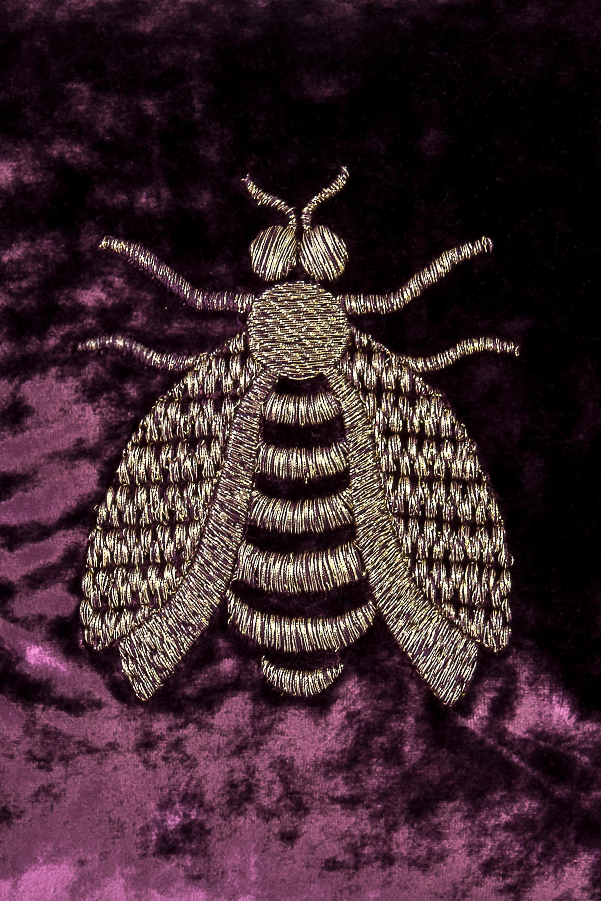 Ricamato Cuscino Estensi in velluto di cotone con Ape regina ricamata, colore viola in vendita