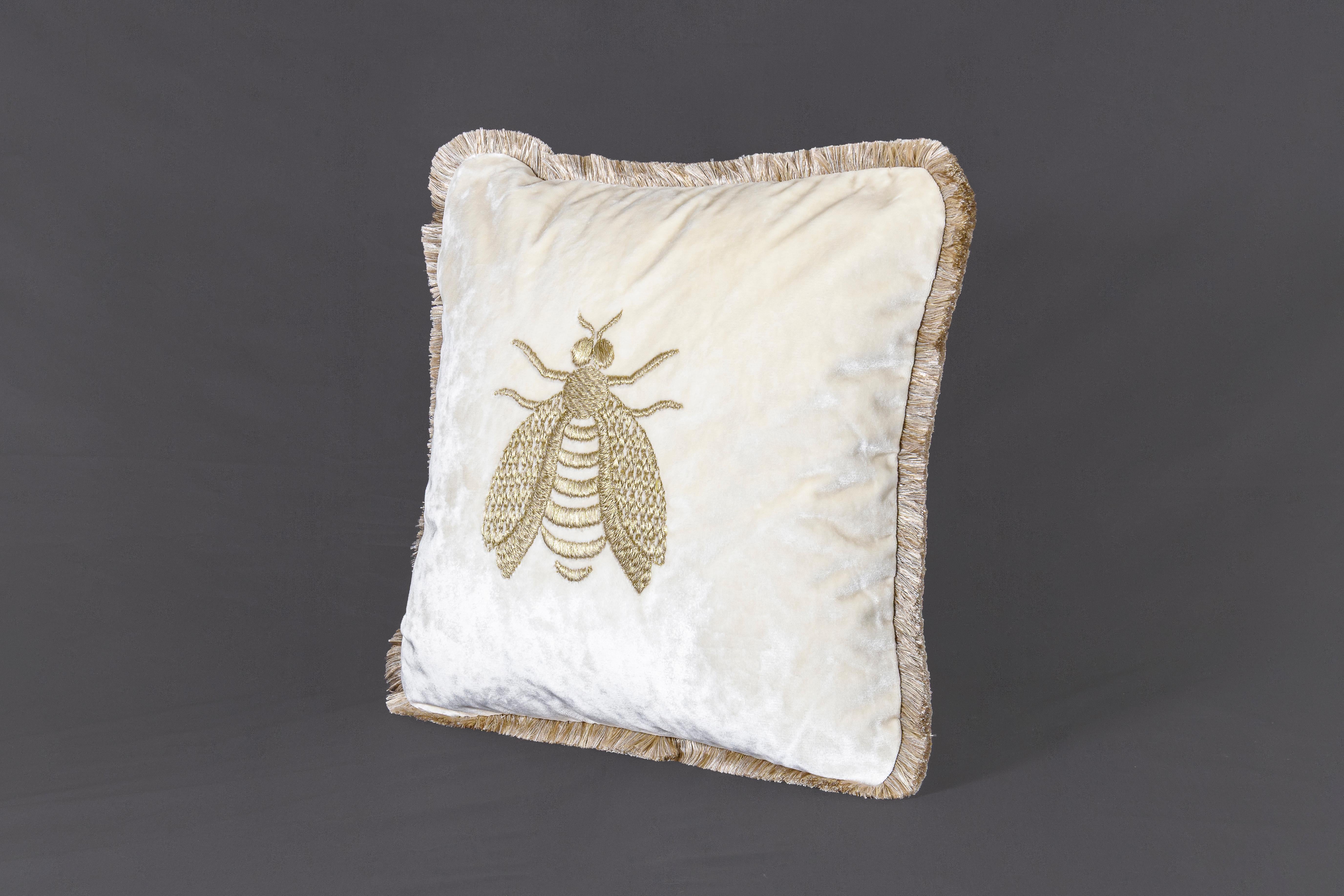 Ce coussin raffiné de la collection Estensi, en velours doux, est orné d'une broderie centrale représentant la célèbre abeille de Mastro Raphael, icône de l'élégance et symbole poétique de l'harmonie de la nature.
Le motif, brodé avec des fils