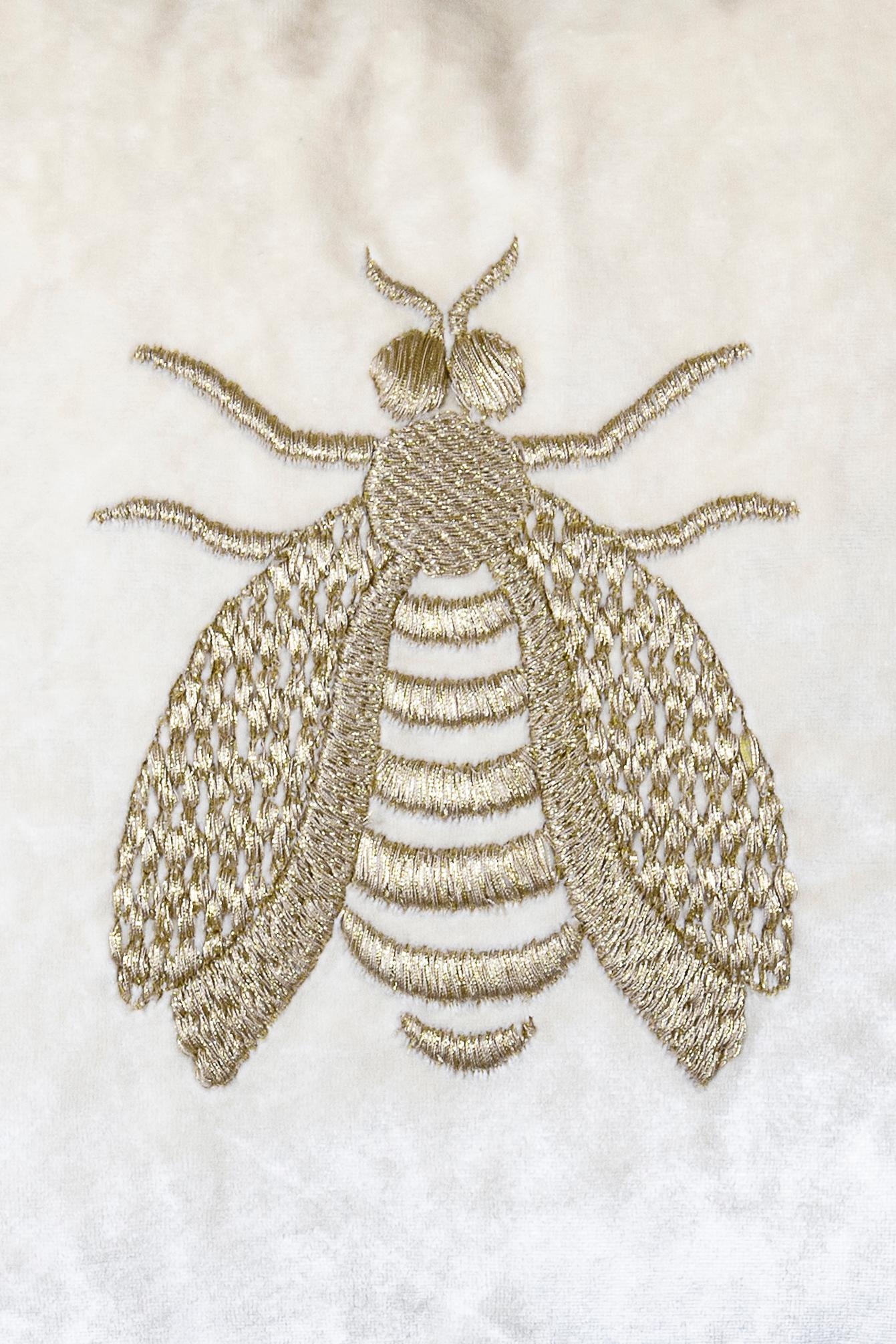Brodé Coussin Estensi en velours de coton avec reine des abeilles brodée, couleur ivoire en vente