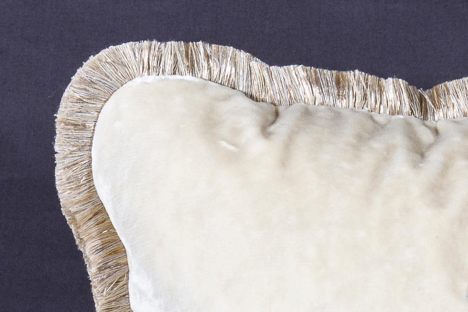 Coussin Estensi en velours de coton avec reine des abeilles brodée, couleur ivoire Neuf - En vente à Spoleto, IT