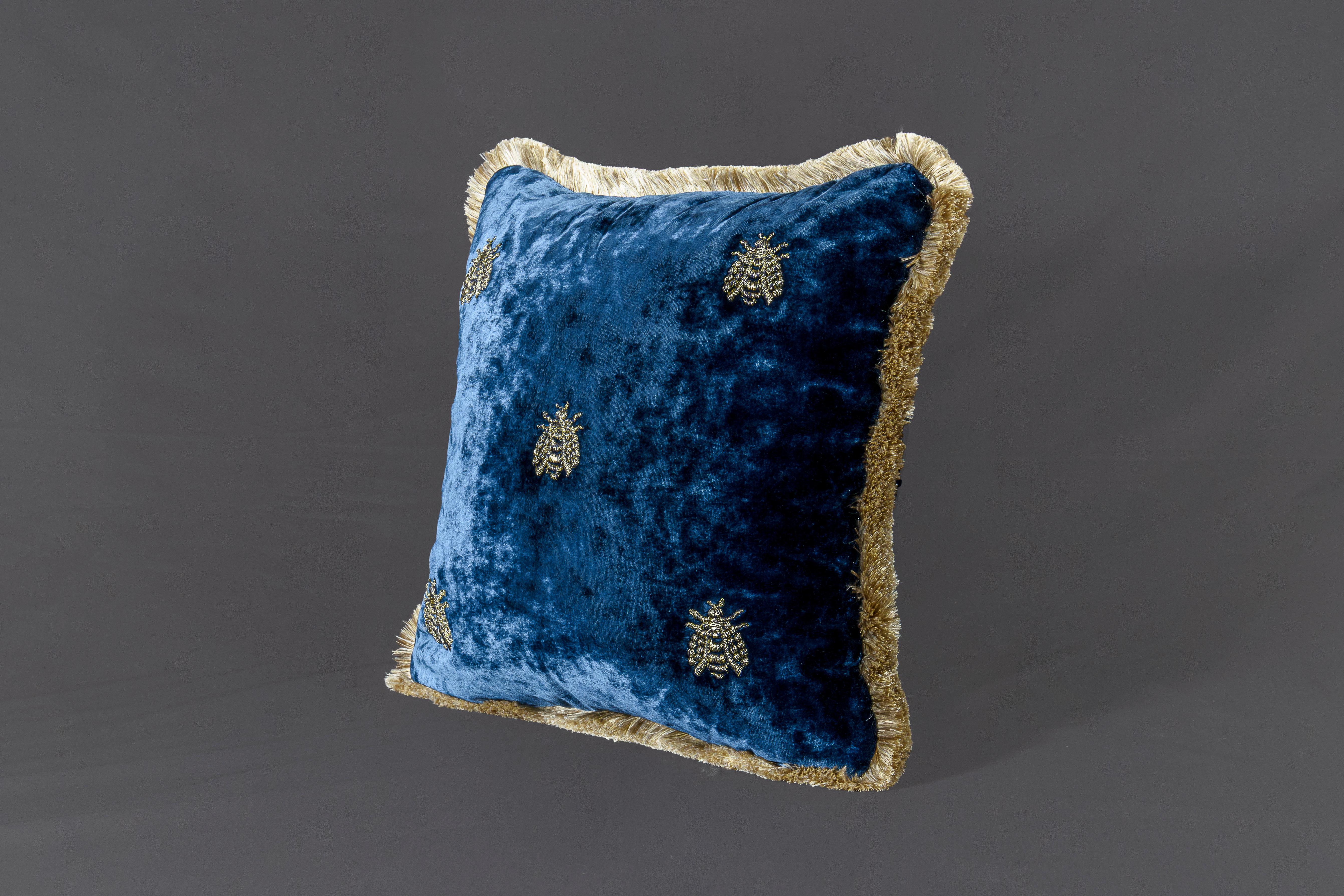 Ricamato Cuscino Estensi in velluto di cotone con Api ricamate, colore blu in vendita