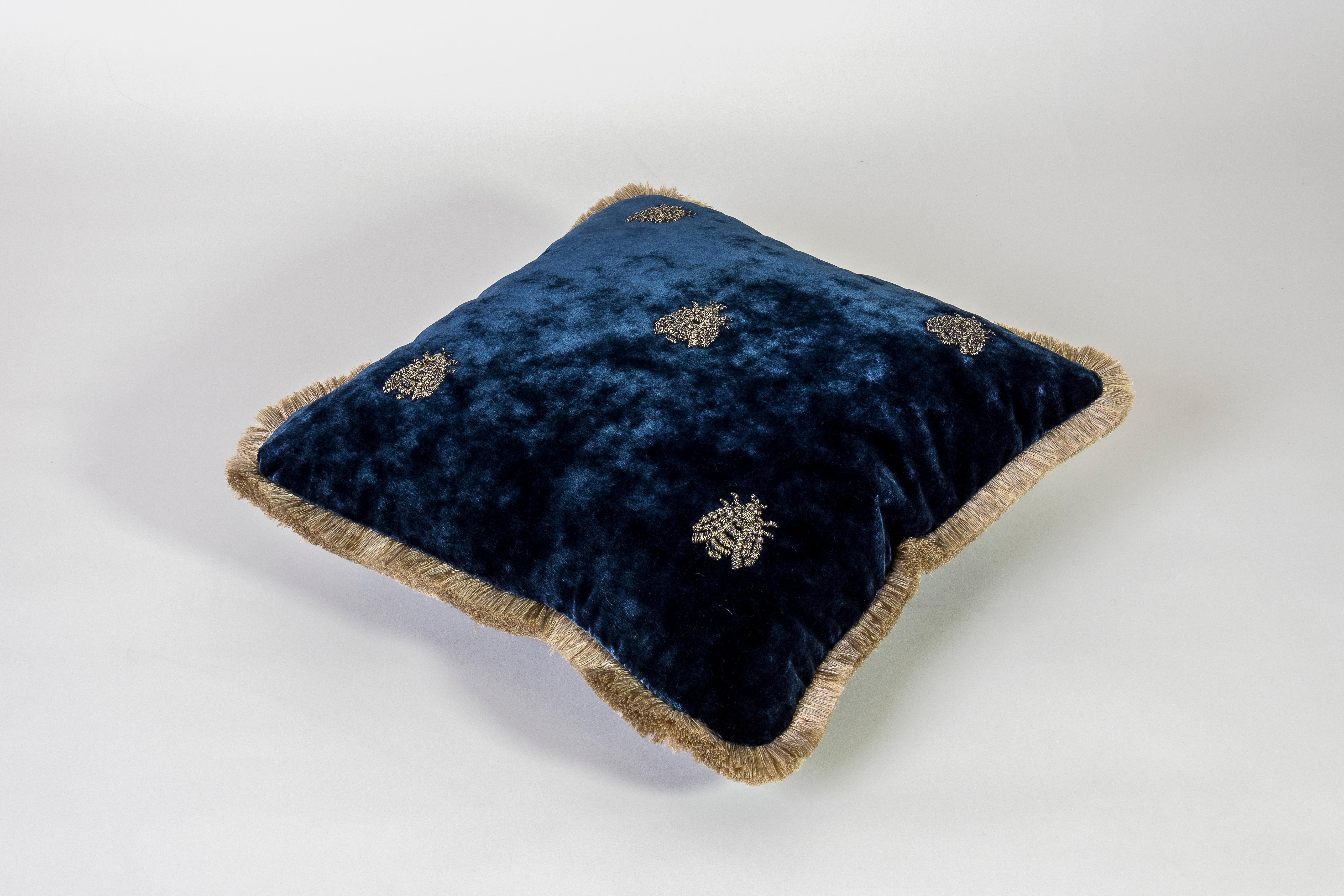 Altro Cuscino Estensi in velluto di cotone con Api ricamate, colore blu in vendita