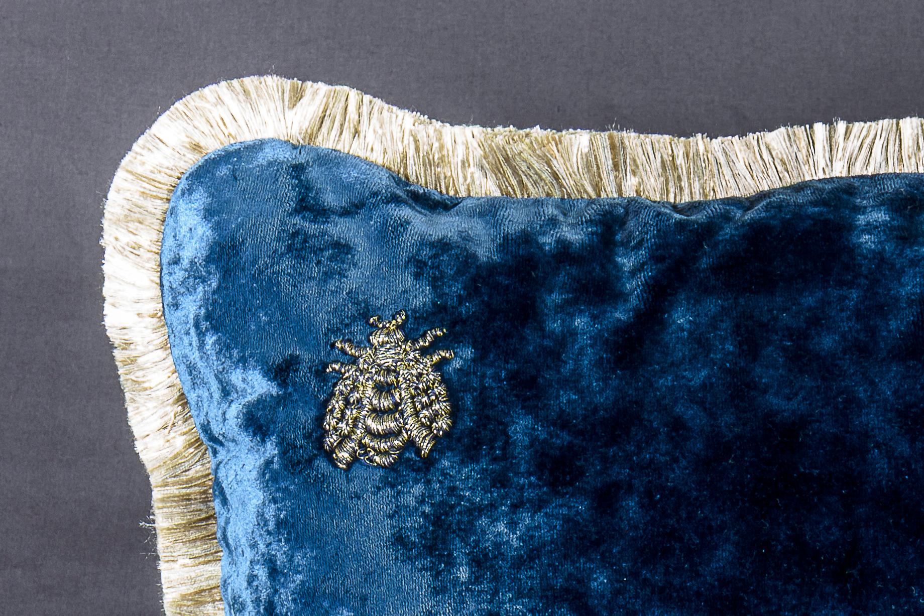 Periodo contemporaneo Cuscino Estensi in velluto di cotone con Api ricamate, colore blu in vendita