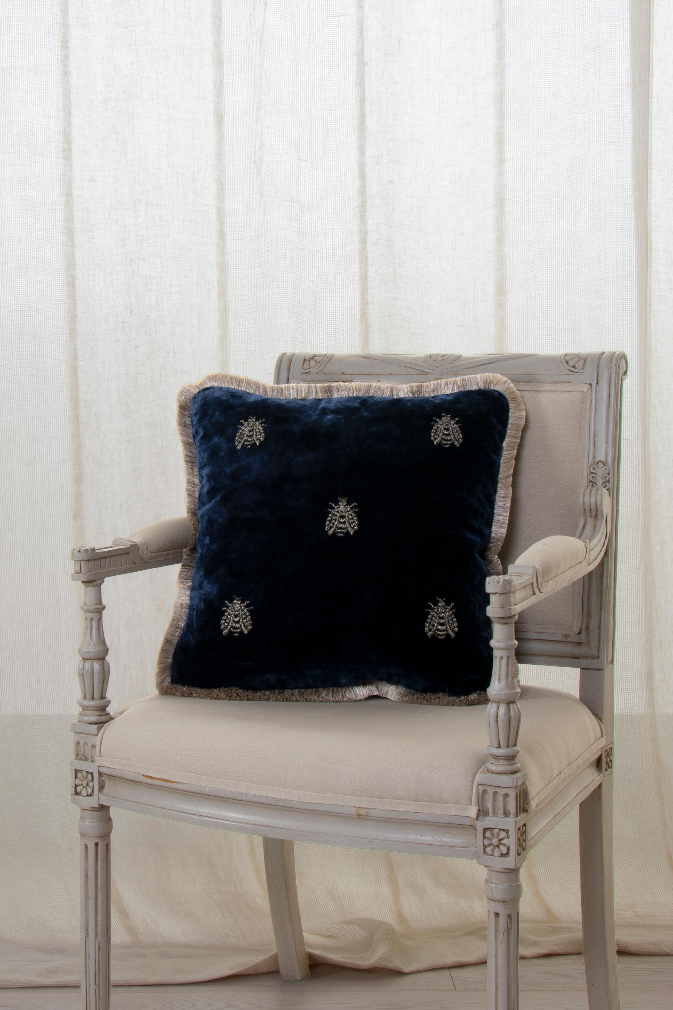 Italian Cuscino Estensi in velluto di cotone con Api ricamate, colore blu in vendita