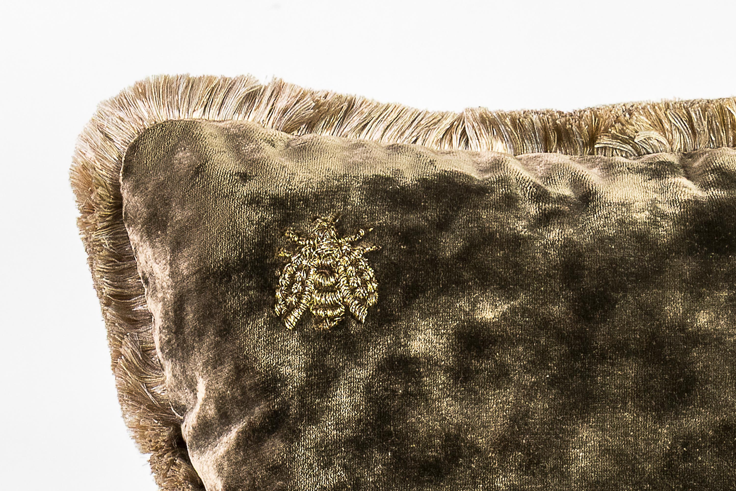 Il nostro cuscino Ape, ricamato su velluto di cotone, è un complemento d’arredo esclusivo che unisce l’eleganza del motivo decorativo alla preziosità dei materiali.
Il morbido velluto offre una piacevole sensazione tattile, mentre l’originale